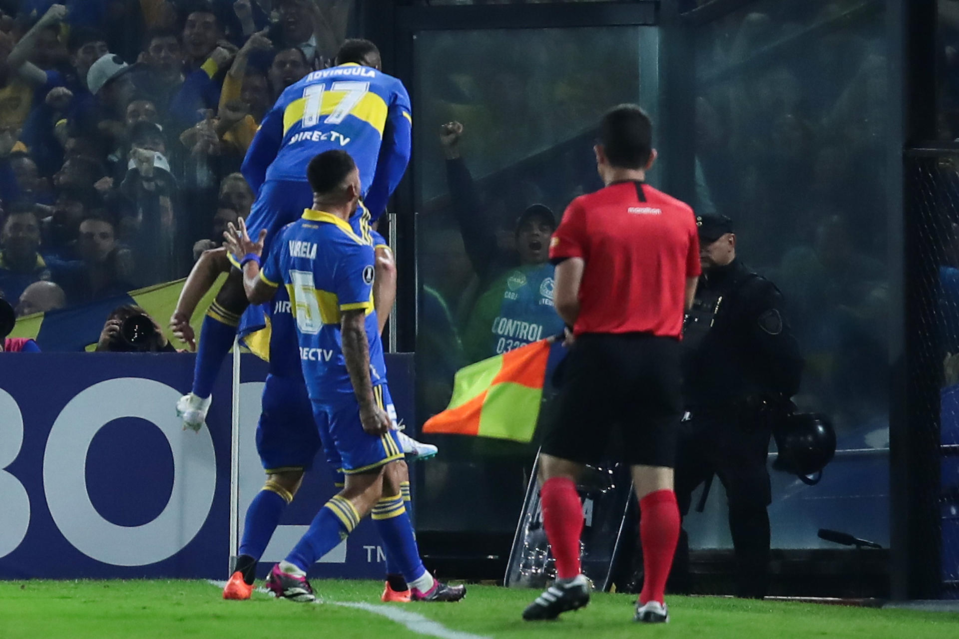 Jugadores de Boca celebran un gol hoy, en un partido de la fase de grupos de la Copa Libertadores entre Boca Juniors y Colo Colo en el estadio La Bombonera, en Buenos Aires (Argentina). EFE/Luciano González