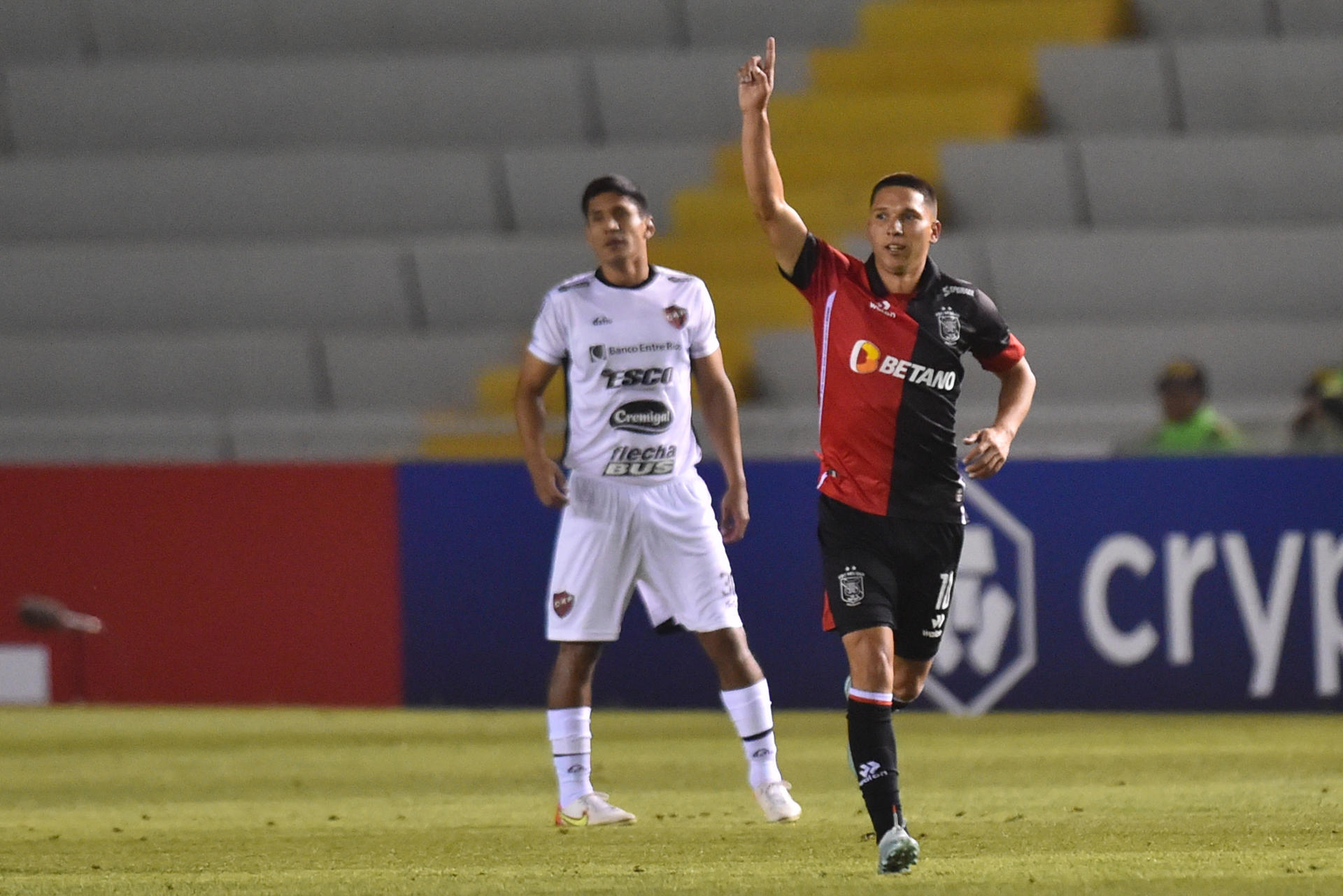 Tomas Martínez de Melgar celebra su gol hoy, en un partido de la fase de grupos de la Copa Libertadores entre Melgar y Patronato en el estadio Monumental de la UNSA, en Arequipa (Perú). EFE/José Sotomayor 