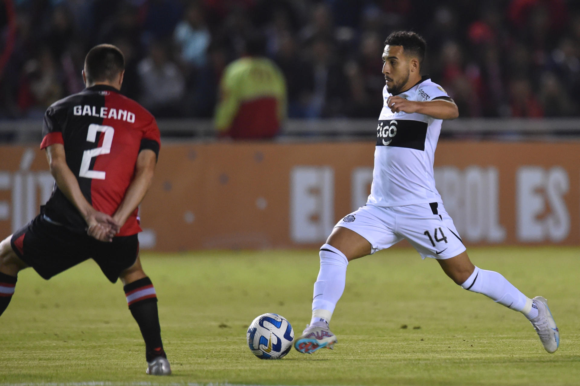 Fernando Cardozo (d) de Olimpia controla un balón en un partido de la fase de grupos de la Copa Libertadores entre Melgar y Olimpia, en una fotografía de archivo. EFE/José Sotomayor Jiménez