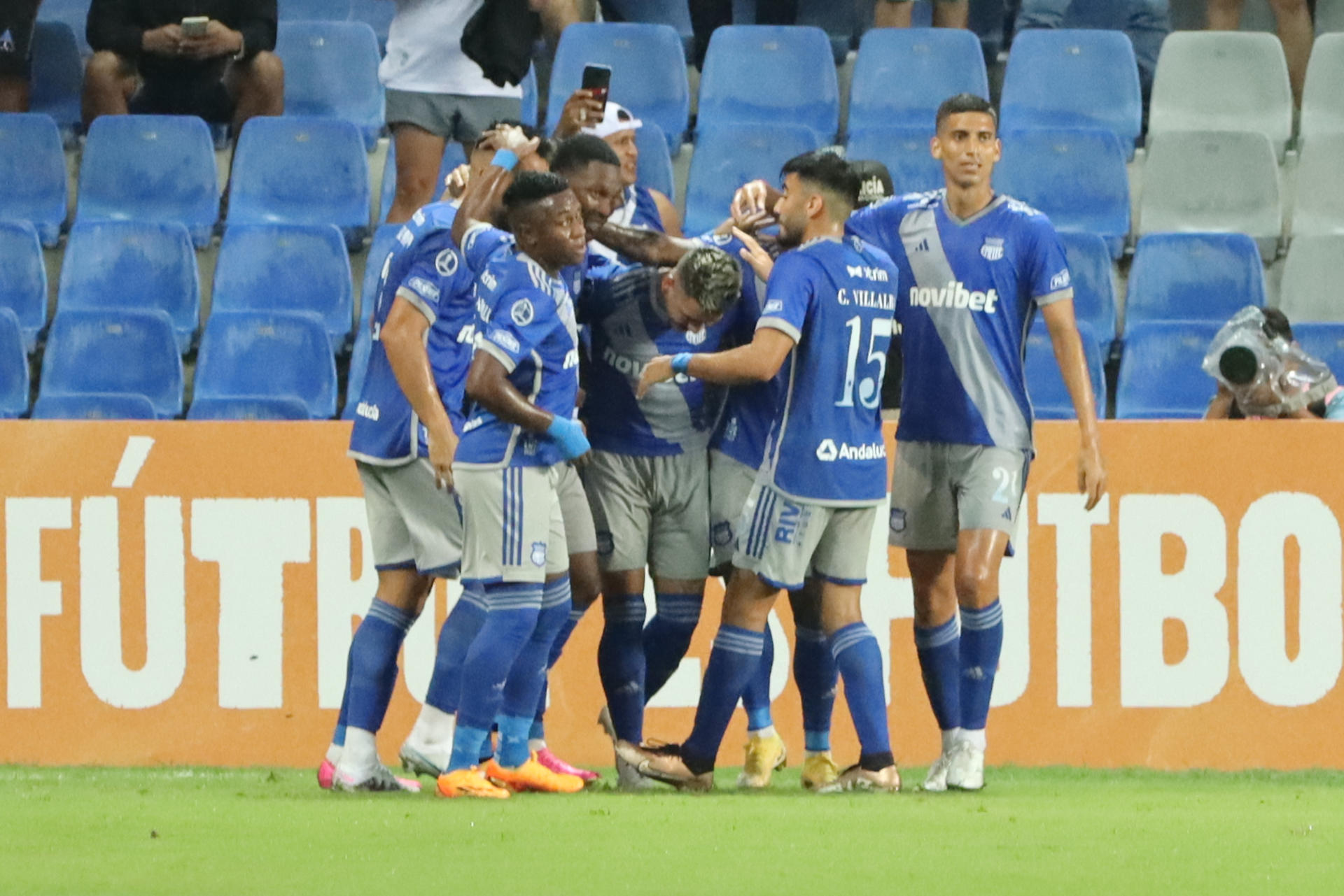 Jugadores de Emelec celebran un gol hoy, en un partido de la Copa Sudamericana entre Emelec y Guaraní en el estadio George Capwell en Guataquil (Ecuador). EFE/ Jonathan Miranda Vanegas 