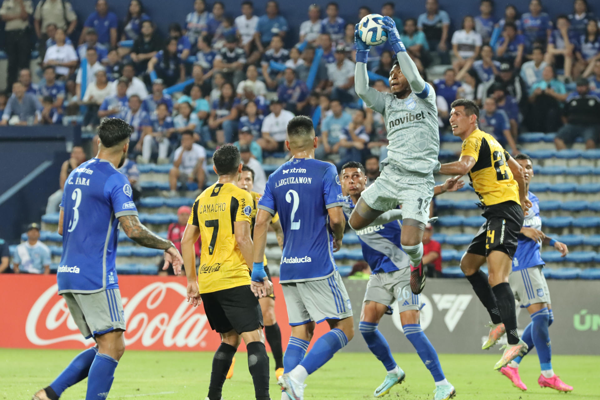 Pedro Ortíz (arriba) portero de Emelec atrapa un balón hoy, en un partido de la Copa Sudamericana entre Emelec y Guaraní en el estadio George Capwell en Guayaquil (Ecuador). EFE/ Jonathan Miranda Vanegas 