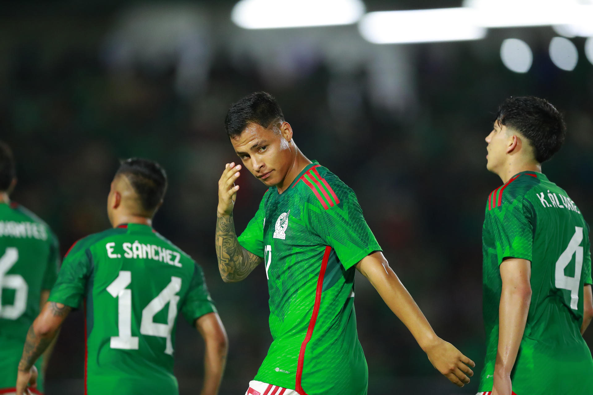 Roberto de la Rosa (c) de México celebra una anotación ante Guatemala durante un partido amistoso en el estadio El Kraken, en Mazatlán (México). EFE/ Francisco Guasco