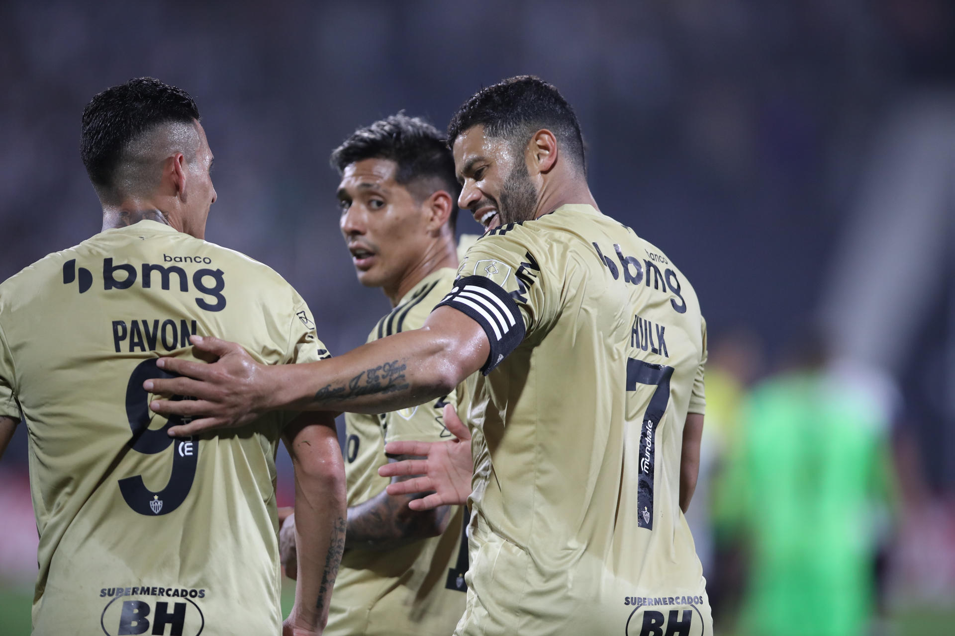 Jugadores de Mineiro celebran un gol hoy, en un partido de la fase de grupos de la Copa Libertadores entre Alianza Lima y Atlético Mineiro en el estadio Alejandro Villanueva, en Lima (Perú). EFE/Paolo Aguilar 