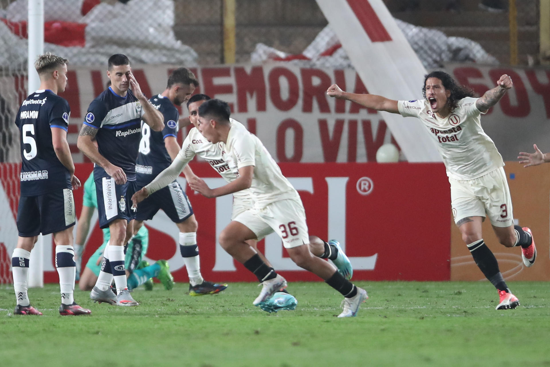 Piero Quispe (c) de Universitario celebra su gol hoy, en un partido de fase de grupos de la Copa Sudamericana entre Universitario y Gimnasia y Esgrima en el estadio Monumental en Lima (Perú). EFE/Paolo Aguilar 