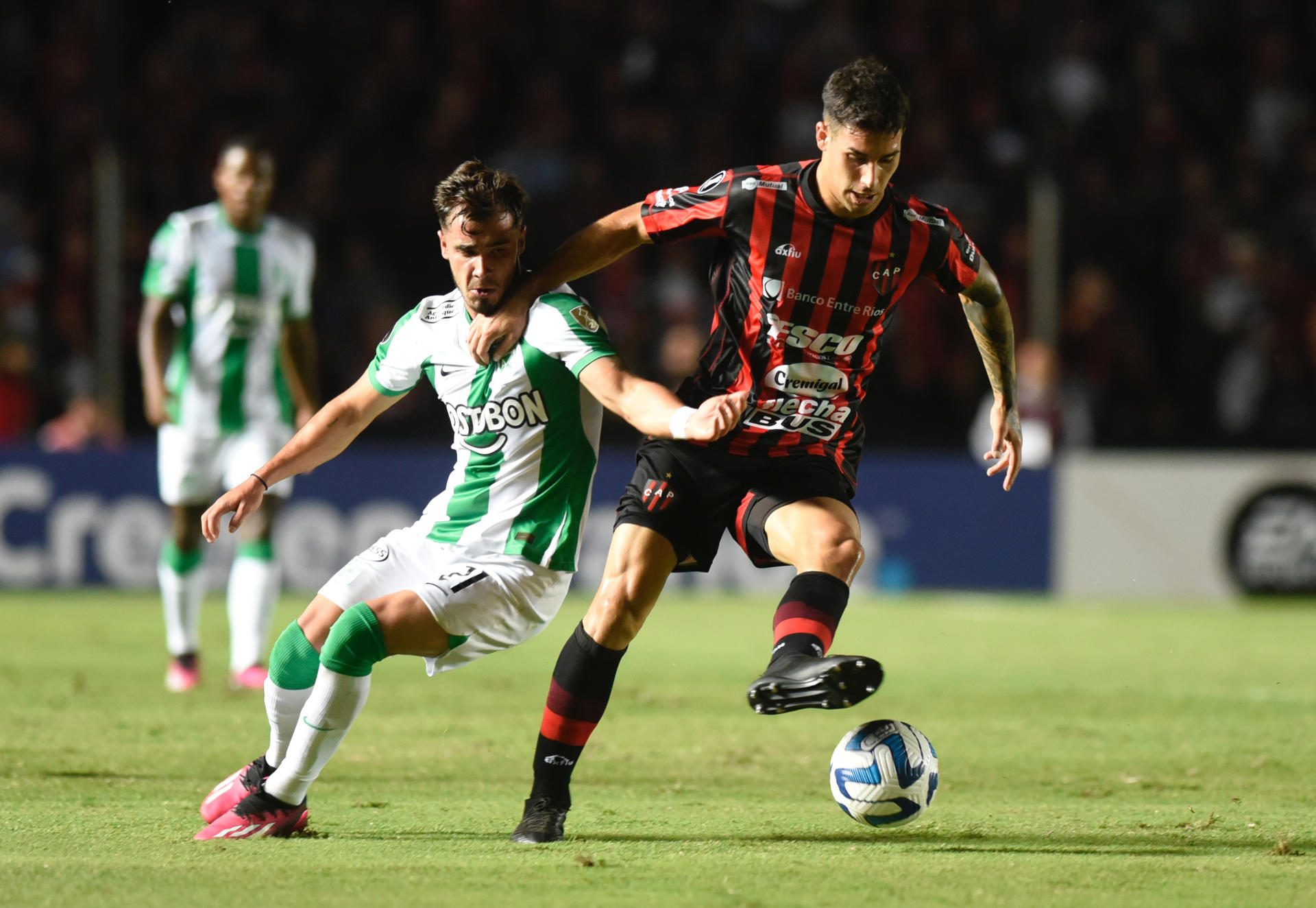 Joel Ghirardello (d) de Patronato disputa el balón con Tomás Ángel de Atlético Nacional, durante un partido de la Copa Libertadores, en una fotografía de archivo. EFE/Javier Escobar