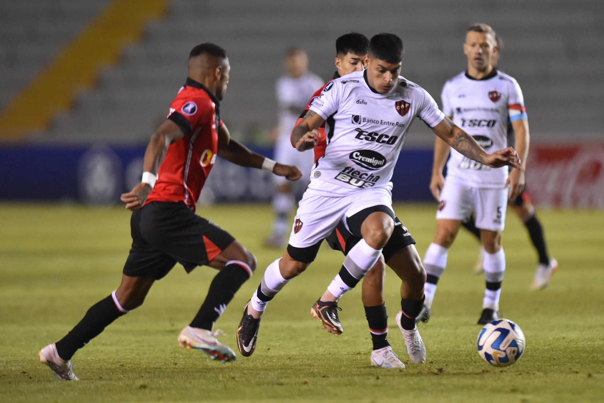 Jhamir D'arrigo (c) de Melgar disputa un balón con Juan Esquivel (d) de Patronato hoy, en un partido de la fase de grupos de la Copa Libertadores entre Melgar y Patronato en el estadio Monumental de la UNSA, en Arequipa (Perú). EFE/José Sotomayor 