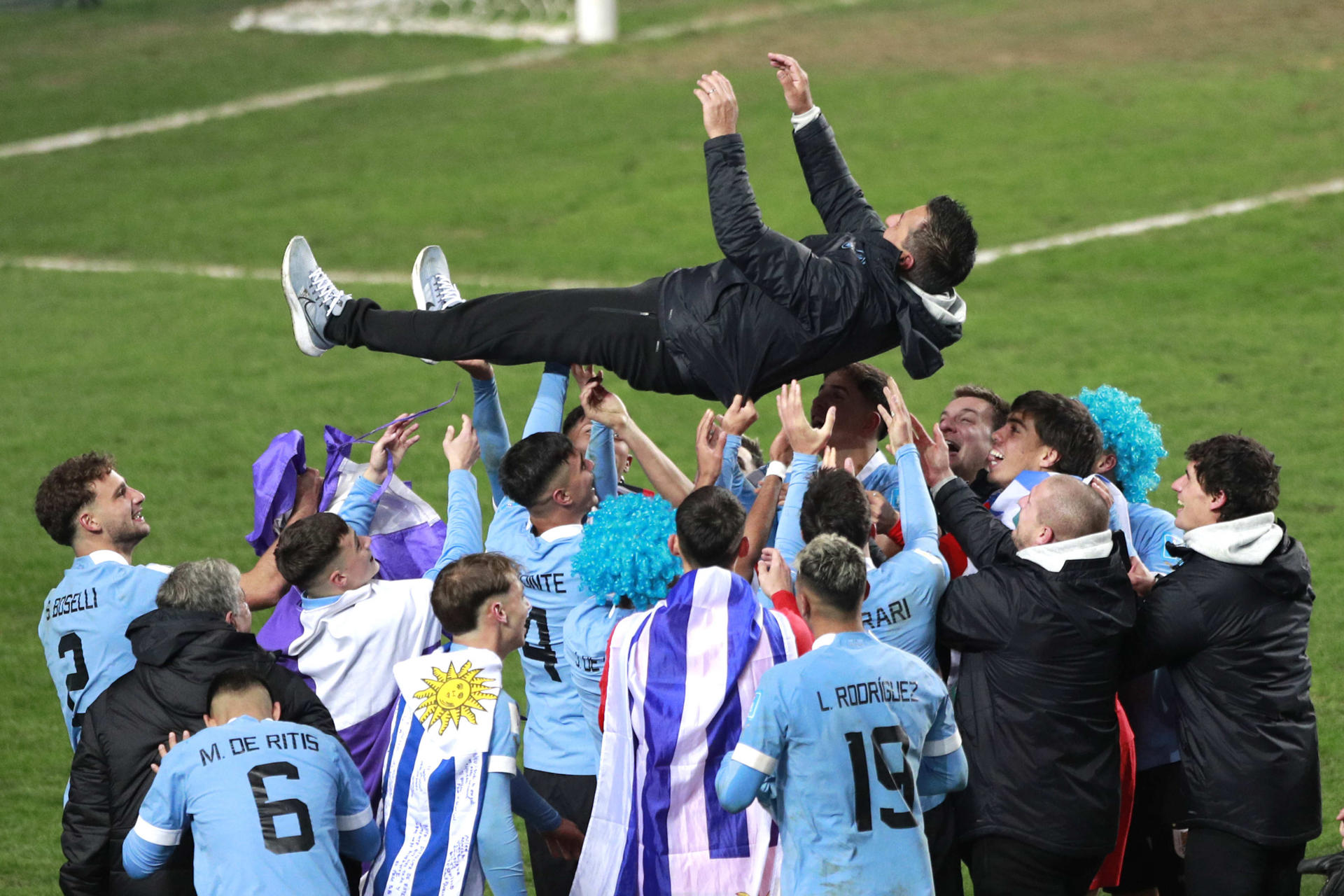 Jugadores de Uruguay celebran con el entrenador Marcelo Broli al ganar la Copa Mundial de Fútbol sub-20 tras vencer a Italia hoy, en el estadio Diego Armando Maradona, en La Plata (Argentina). EFE/Demian Alday Estevez
