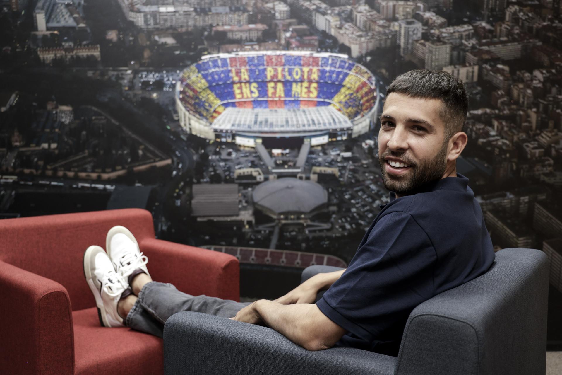 Jordi Alba (L'Hospitalet de Llobregat, 1989) durante una entrevista con EFE, en la que asegura que le hubiera gustado retirarse en el Barcelona junto con Leo Messi, pero que al final tomó una decisión con independencia de la adoptada por el argentino, que jugará el año próximo en el Inter Miami. EFE/Quique García 