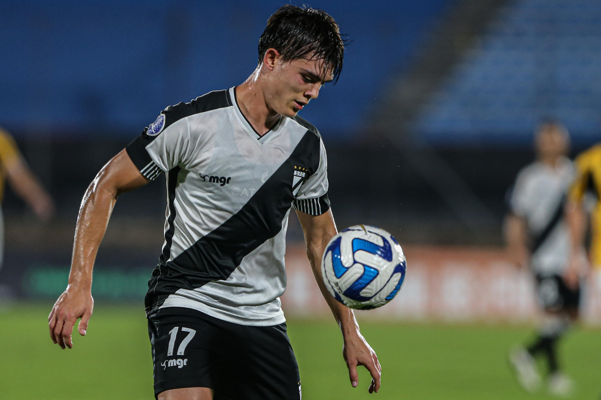 Rafael Haller de Danubio toma hoy el balón, el 25 de mayo de 2023, en un partido de Copa Sudamericana. EFE/ Gastón Britos