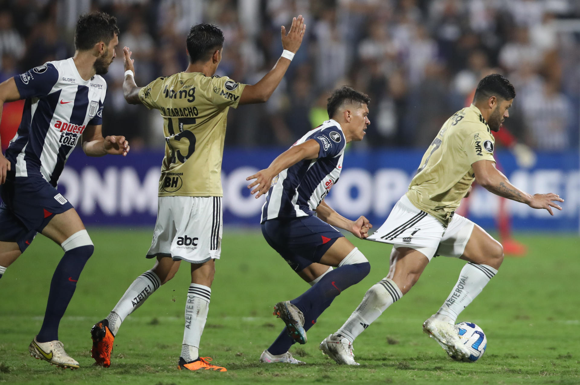 Jesús Castillo Peña (2-d) de Alianza disputa un balón con Hulk (d) de Mineiro hoy, en un partido de la fase de grupos de la Copa Libertadores entre Alianza Lima y Atlético Mineiro en el estadio Alejandro Villanueva, en Lima (Perú). EFE/Paolo Aguilar 