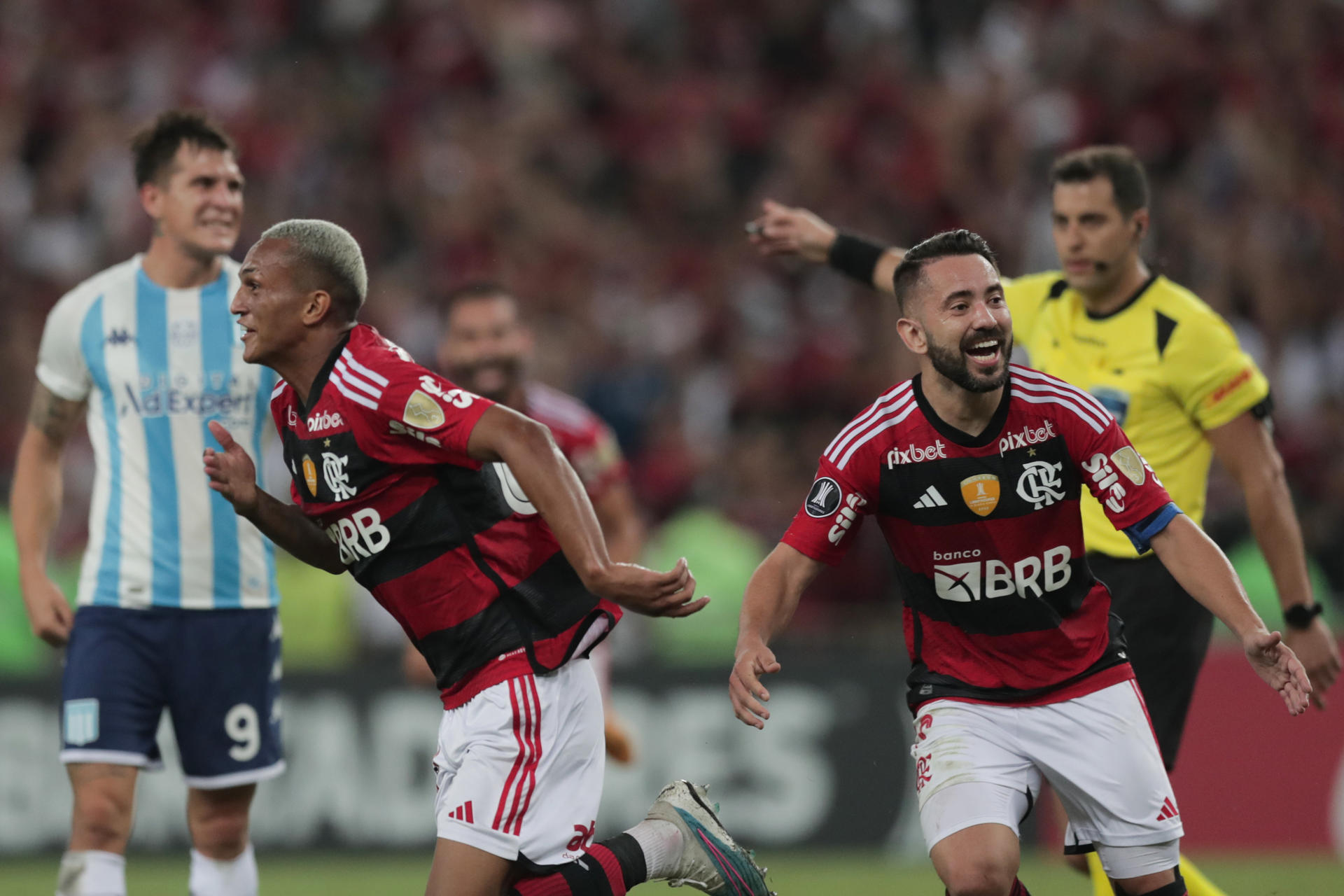 Wesley França (i) y Éverton Ribeiro de Flamengo celebran un gol, en un partido de fase de grupos de la Copa Libertadores. EFE/ Andre Coelho