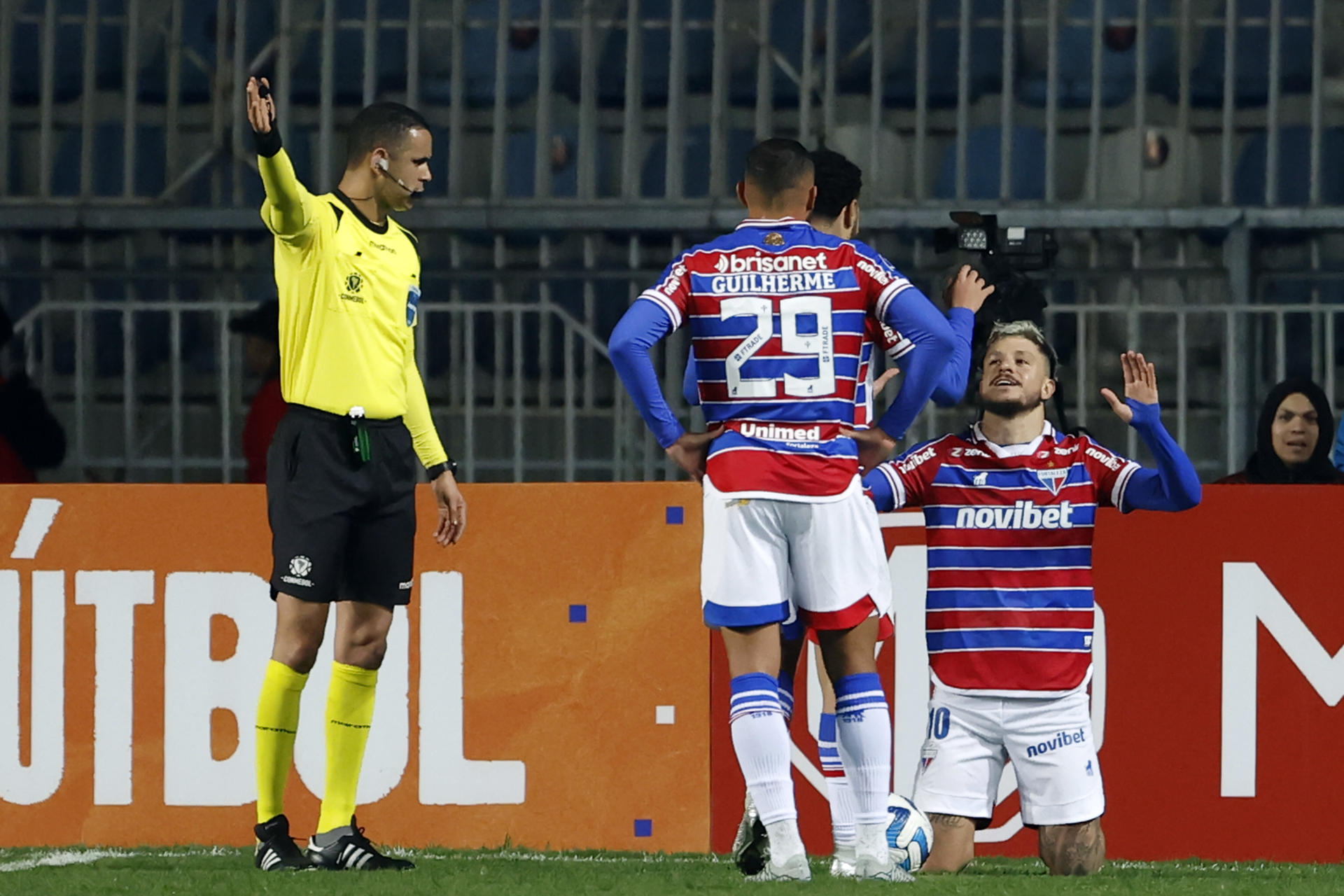 Lucas Crispim (d) de Fortaleza celebra un gol hoy, durante un partido por el grupo H de la Copa Sudamericana entre Palestino y Fortaleza, en el estadio El Teniente, en Rancagua (Chile). EFE/Elvis González 