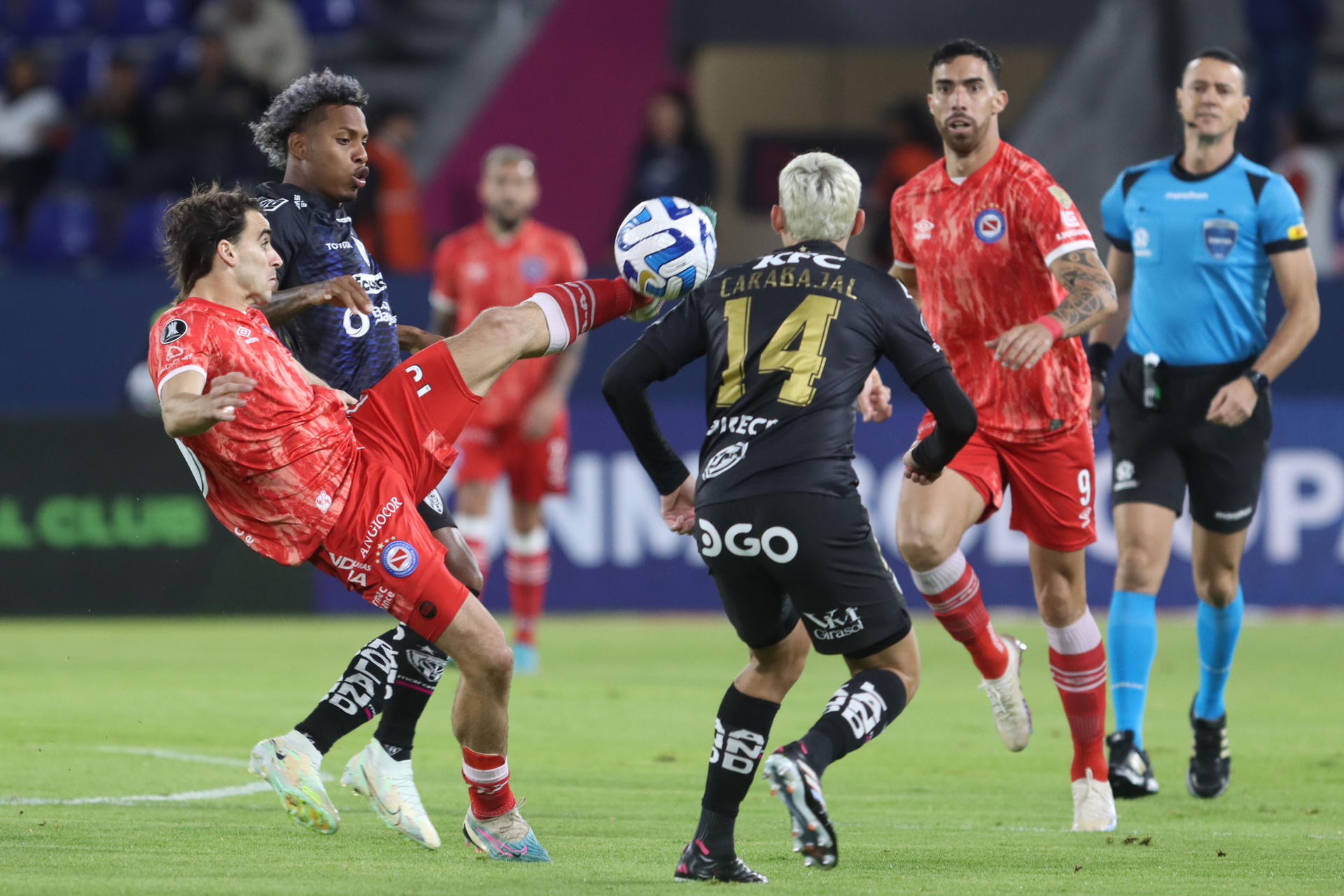 Julio Ortiz (2-i) de Independiente disputa el balón con Francisco González (i) de Argentinos hoy, en un partido de fase de grupos de la Copa Libertadores entre Independiente del Valle y Argentinos Juniors en el estadio Complejo Independiente del Valle en Quito (Ecuador). EFE/ Rolando Enríquez