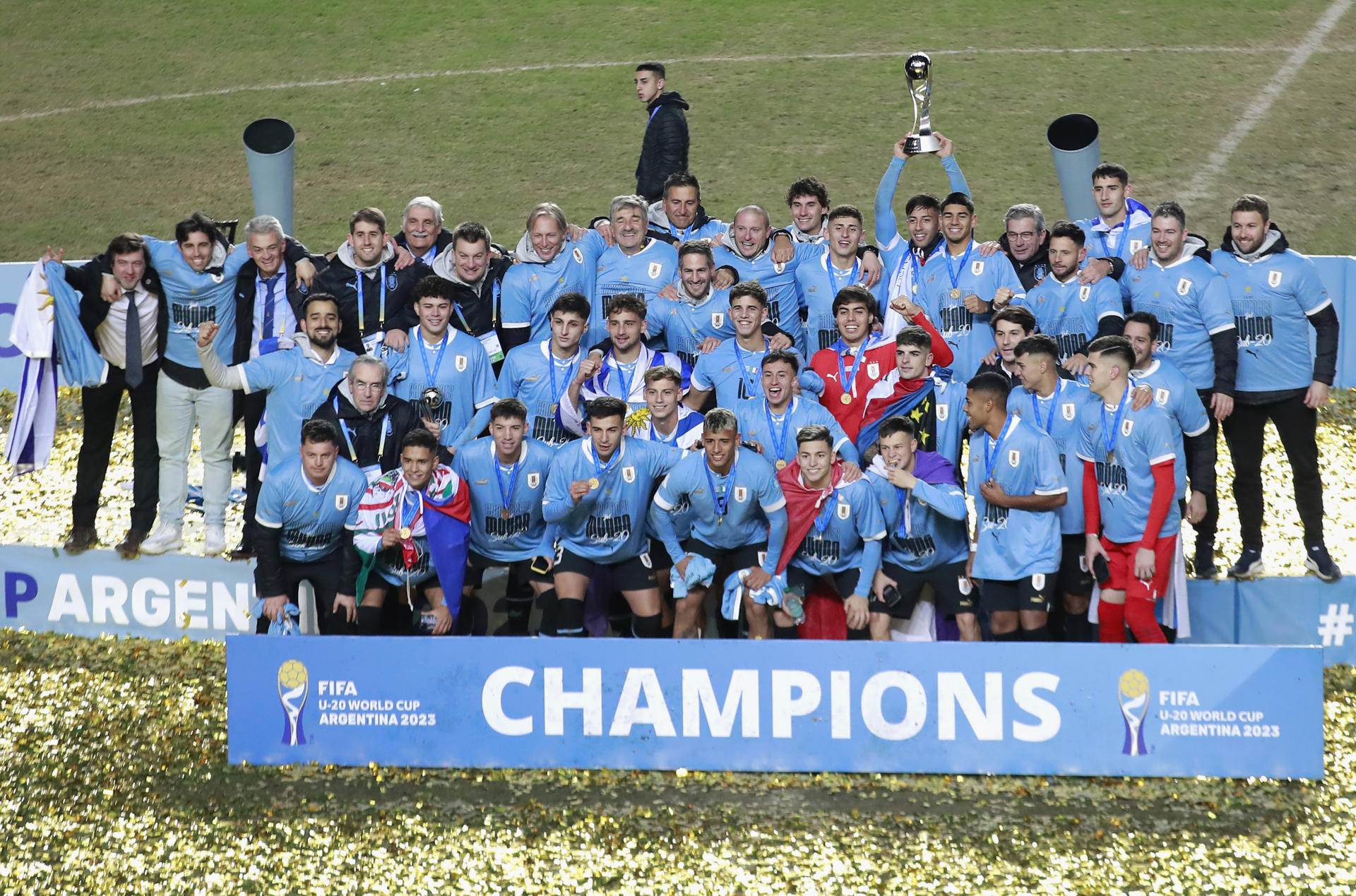 alt Los campeones del sub-20 y el remero Felipe Klüver ganan en Uruguay el Charrúa de Oro