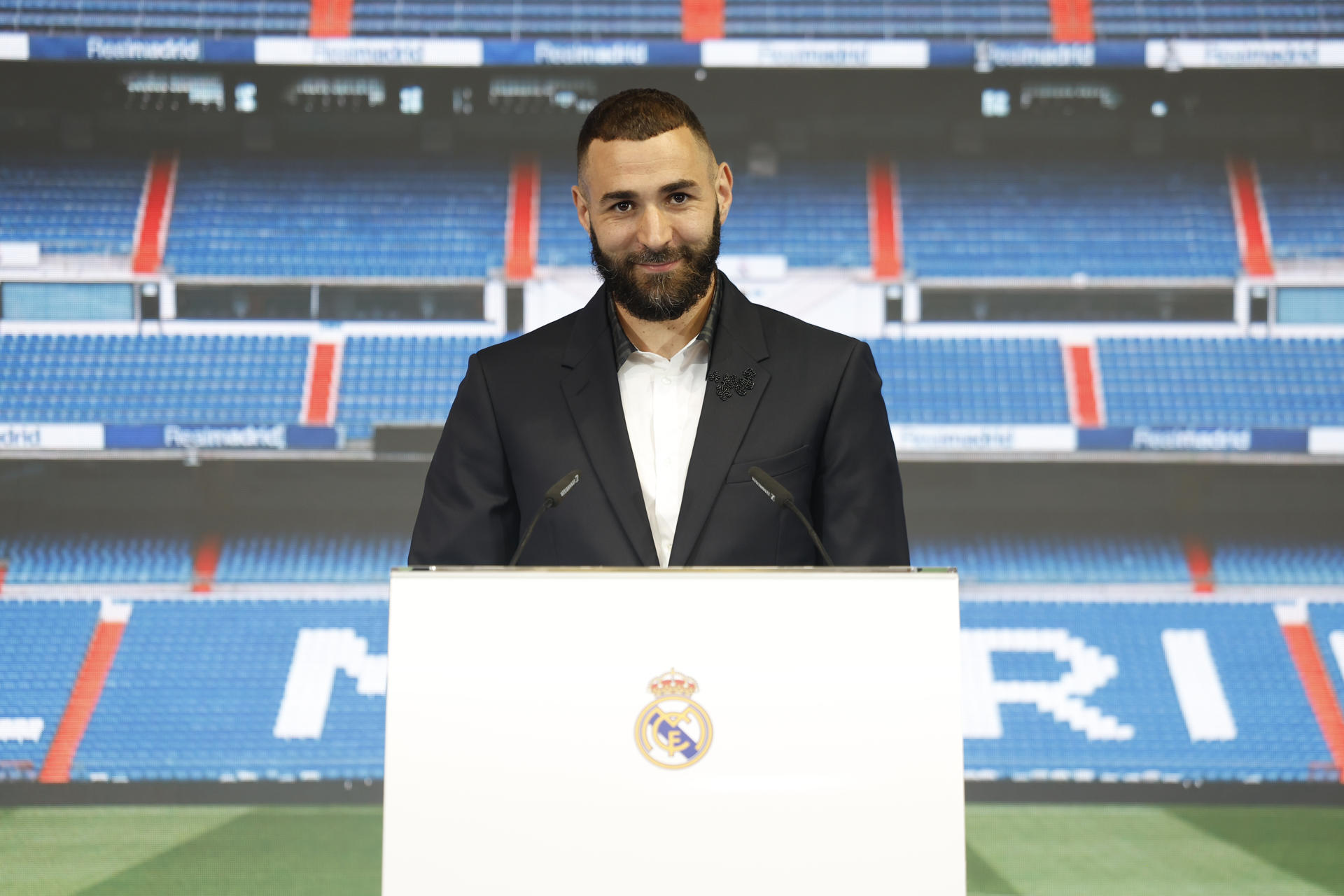 Karim Benzema pronuncia su discurso de despedida, durante el acto institucional de homenaje que el equipo rindió al delantero francés, quien deja el equipo tras catorce años de éxitos, como jugador con más títulos de la historia del club blanco. Benzema se marcha admitiendo que su "sueño" era retirarse de blanco pero decantándose por "otra oportunidad" que se le abre en el fútbol árabe. EFE/ Real Madrid