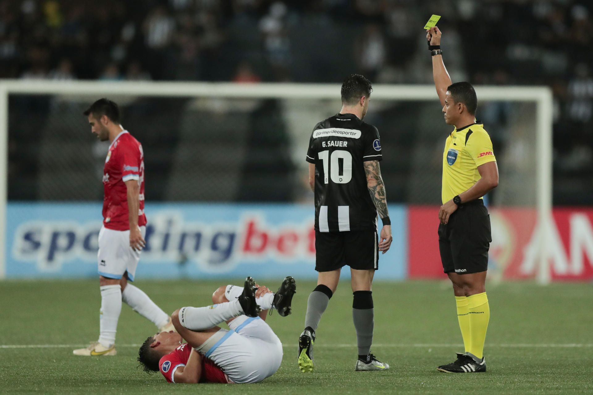 Gustavo Sauer (c) de Botafogo recibe tarjeta amarilla hoy, en un partido de fase de grupos de la Copa Sudamericana entre Botafogo y Magallanes en el estadio Olímpico Nilton Santos en Río de Janeiro (Brasil). EFE/ Andre Coelho 