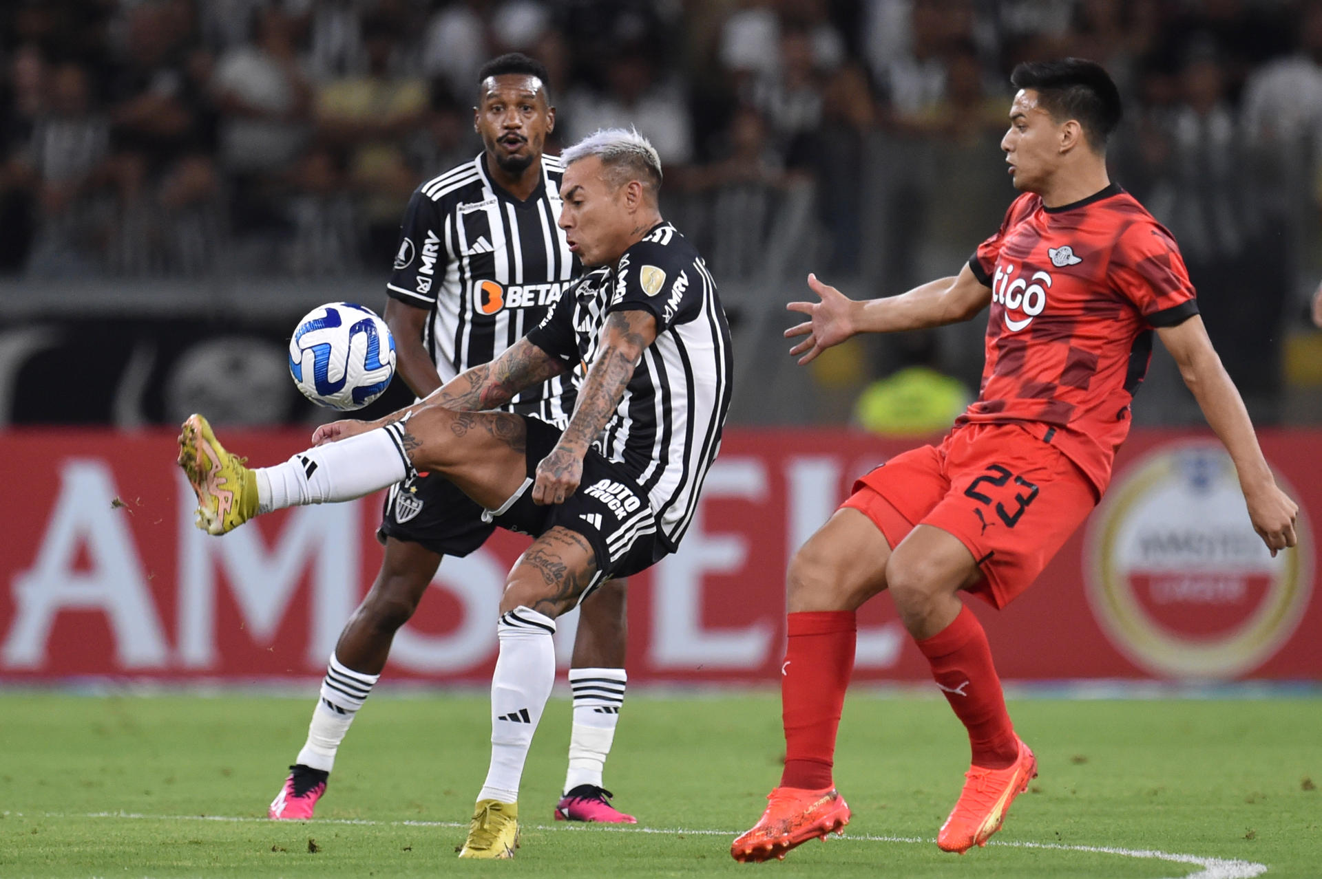 Eduardo Vargas de Atlético Mineiro disputa un balón con Diego Gómez de Libertad , en una fotografía de archivo.. EFE/Yuri Edmundo