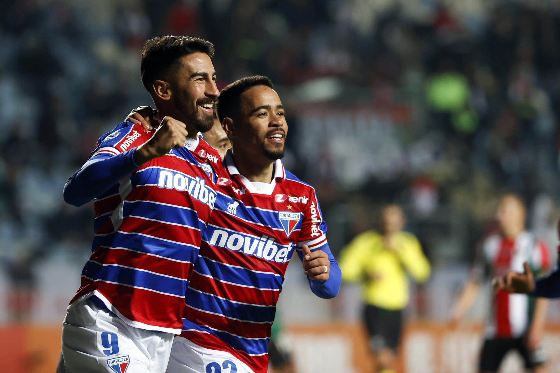 Juan Martín Lucero (i) de Fortaleza celebra un gol hoy, durante un partido por el grupo H de la Copa Sudamericana entre Palestino y Fortaleza, en el estadio El Teniente, en Rancagua (Chile). EFE/Elvis González