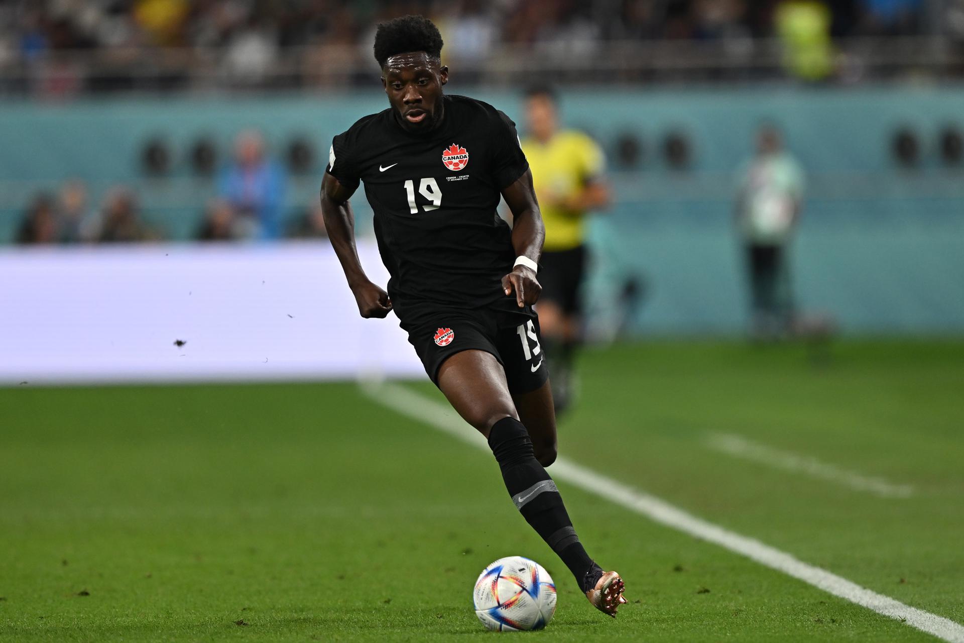 Foto de archivo del jugador canadiense Alphonso Davies. EFE/EPA/Noushad Thekkayil