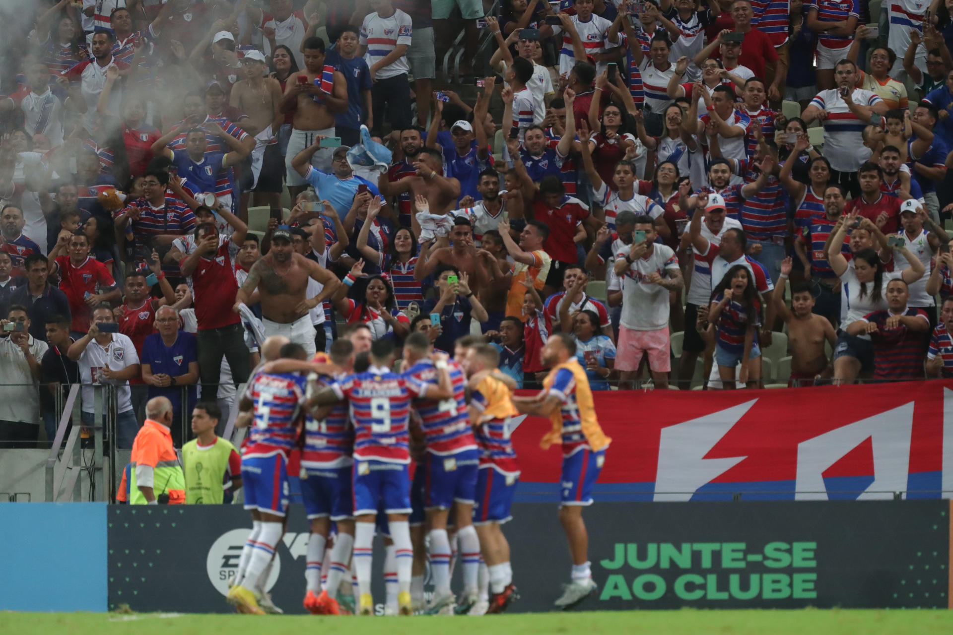 Fotografía de archivo en la que se registró a jugadores del club brasileño de fútbol Fortaleza al celebrar un gol que anotó en la Copa Sudamericana entre Fortaleza, en el estadio Castelão, en Fortaleza (Brasil). EFE/Jarbas Oliveira