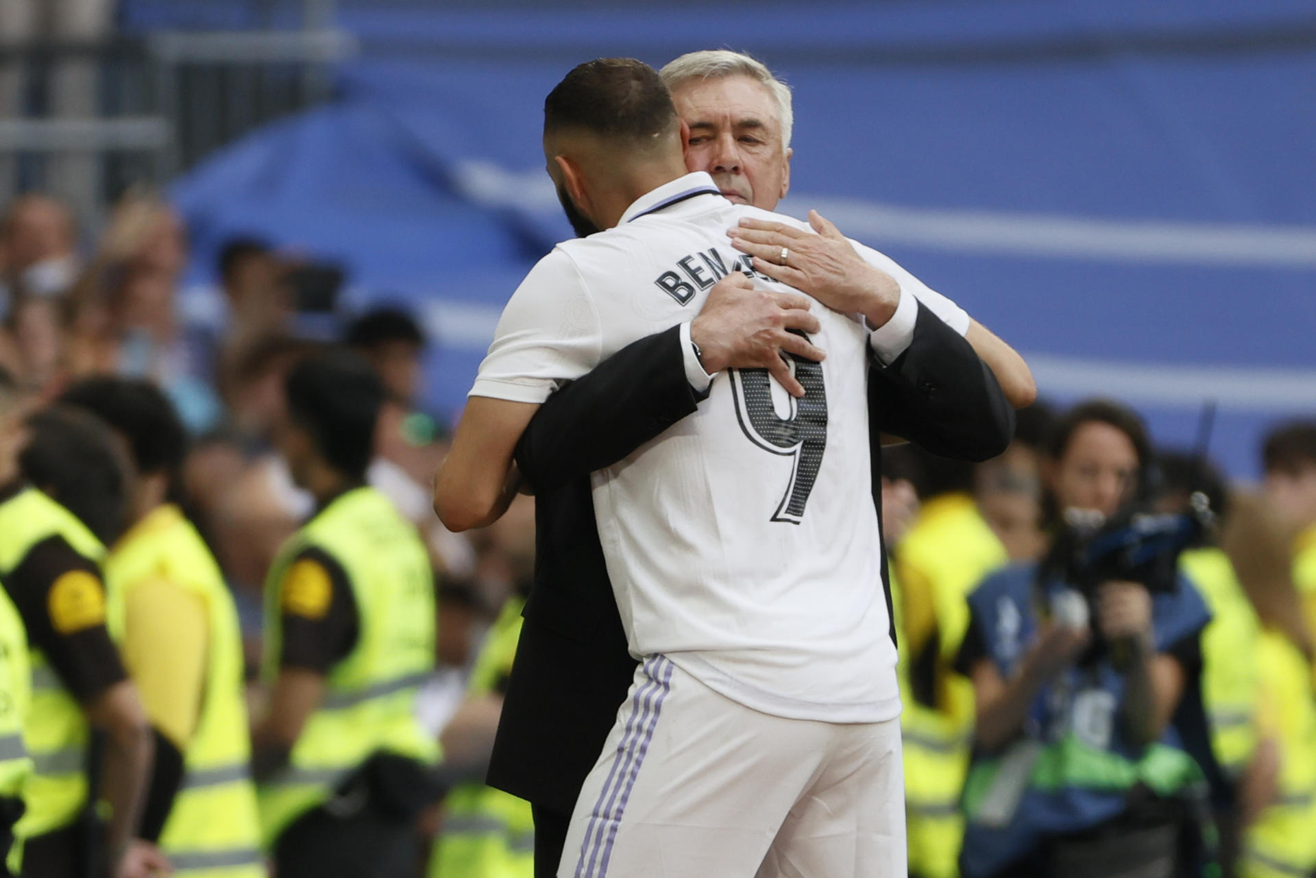 El delantero francés del Real Madrid, Karim Benzema, se abraza con el técnico italiano del equipo blaco, Carlo Ancelotti, tras ser sustituido en el estadio Santiago Bernabéu. EFE/ Mariscal. 