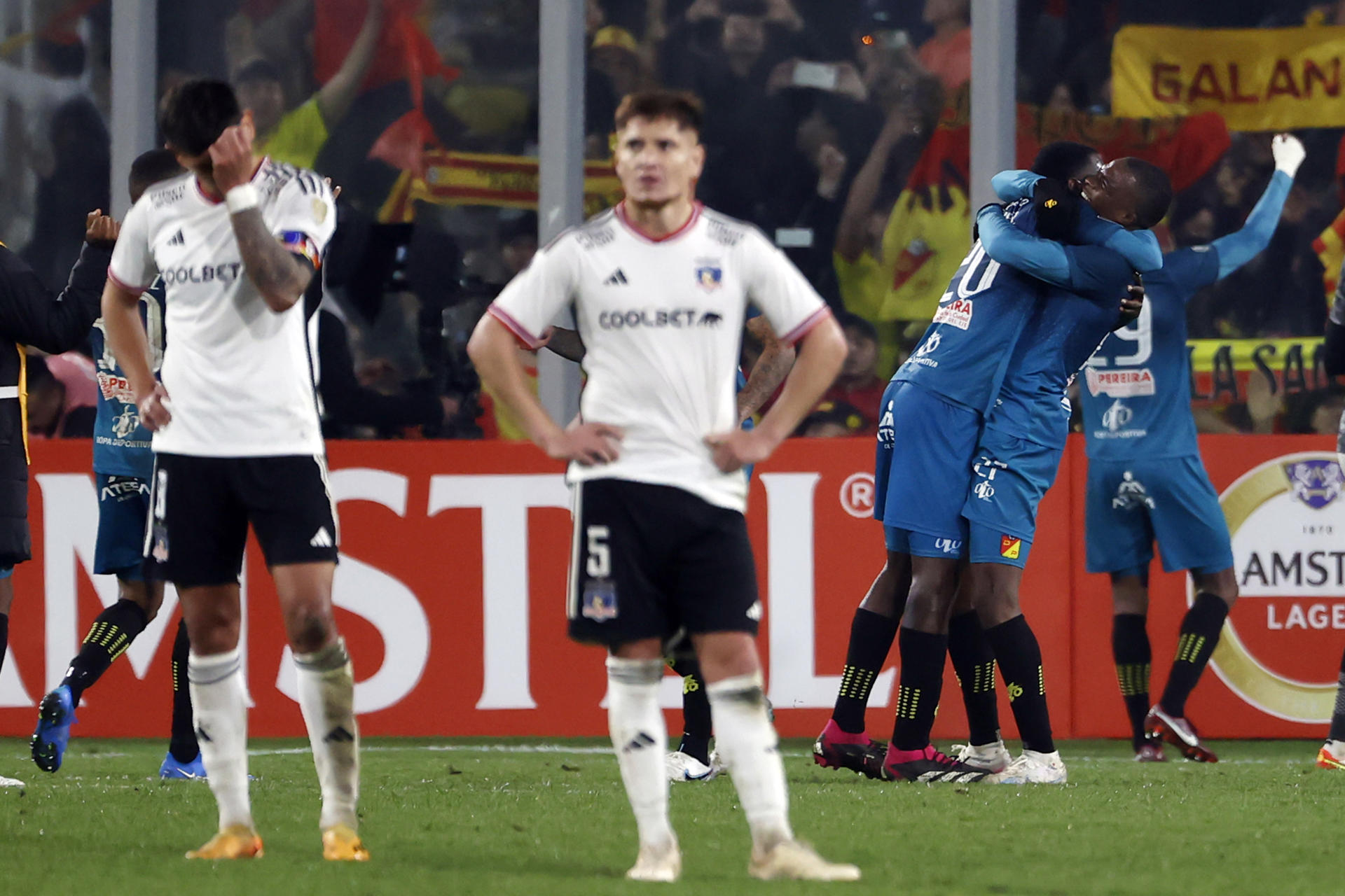 Jugadores (d) de Pereira celebran hoy, en un partido de la Copa Libertadores entre Colo Colo y Deportivo Pereira en el estadio Monumental en Santiago (Chile). EFE/ Elvis González