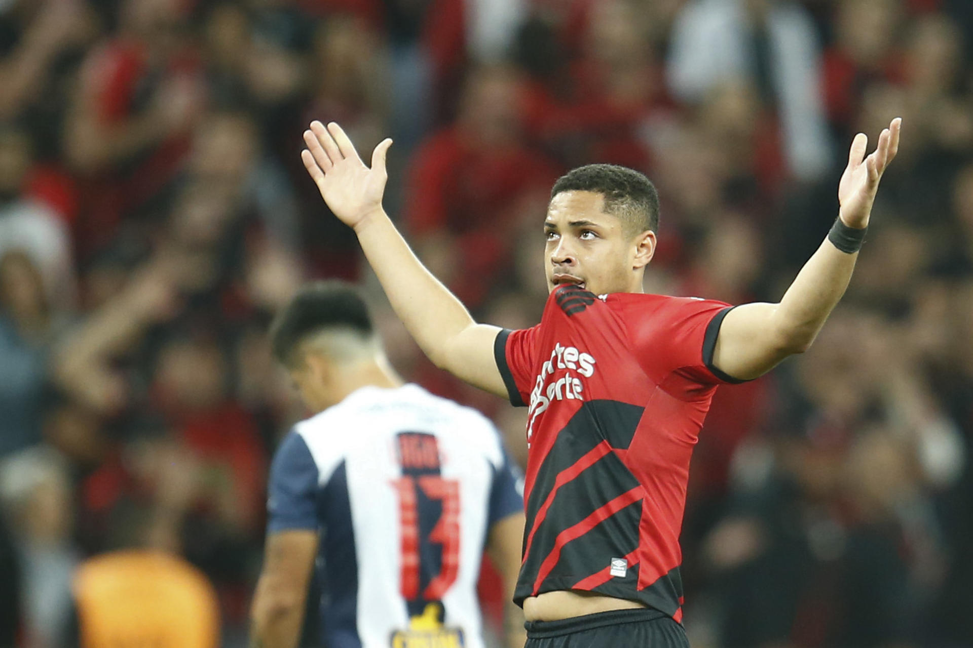 Vitor Roque de Paranaense celebra un gol hoy, en un partido de la fase de grupos de la Copa Libertadores entre Athletico Paranaense y Alianza Lima en el estadio Arena da Baixada en Curitiba (Brasil). EFE/ Hedeson Alves