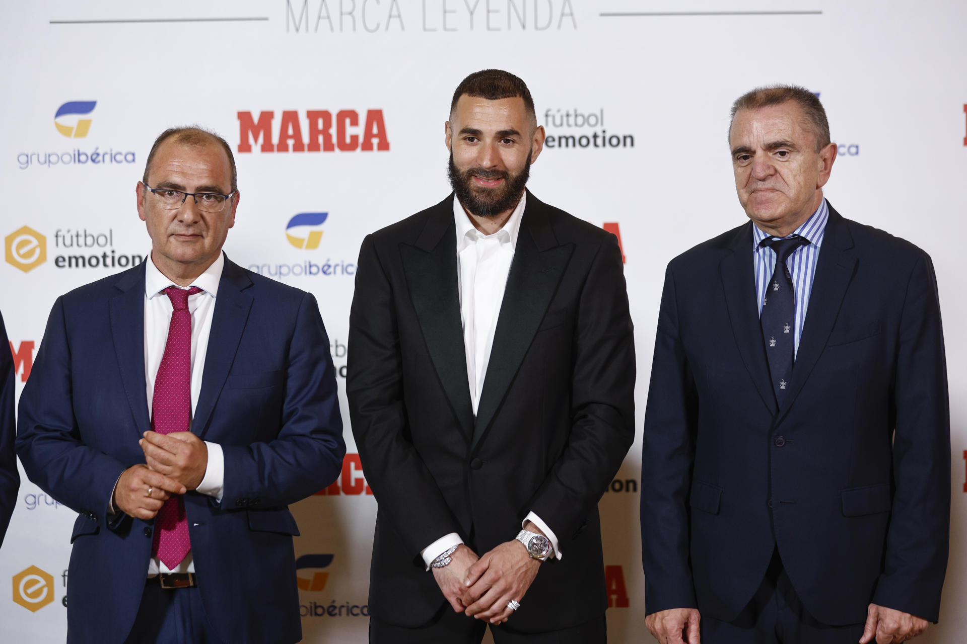 El delantero francés del Real Madrid, Karim Benzema (c), posa para los fotógrafos acompañado por el presidente del Consejo Superior de Deportes (CSD), José Manuel Franco (d); y el director de Marca, Juan Ignacio Gallardo (i), antes de recibir la distinción MARCA Leyenda en la gala de entrega del trofeo en el Real Casino de Madrid. EFE/ Rodrigo Jiménez 