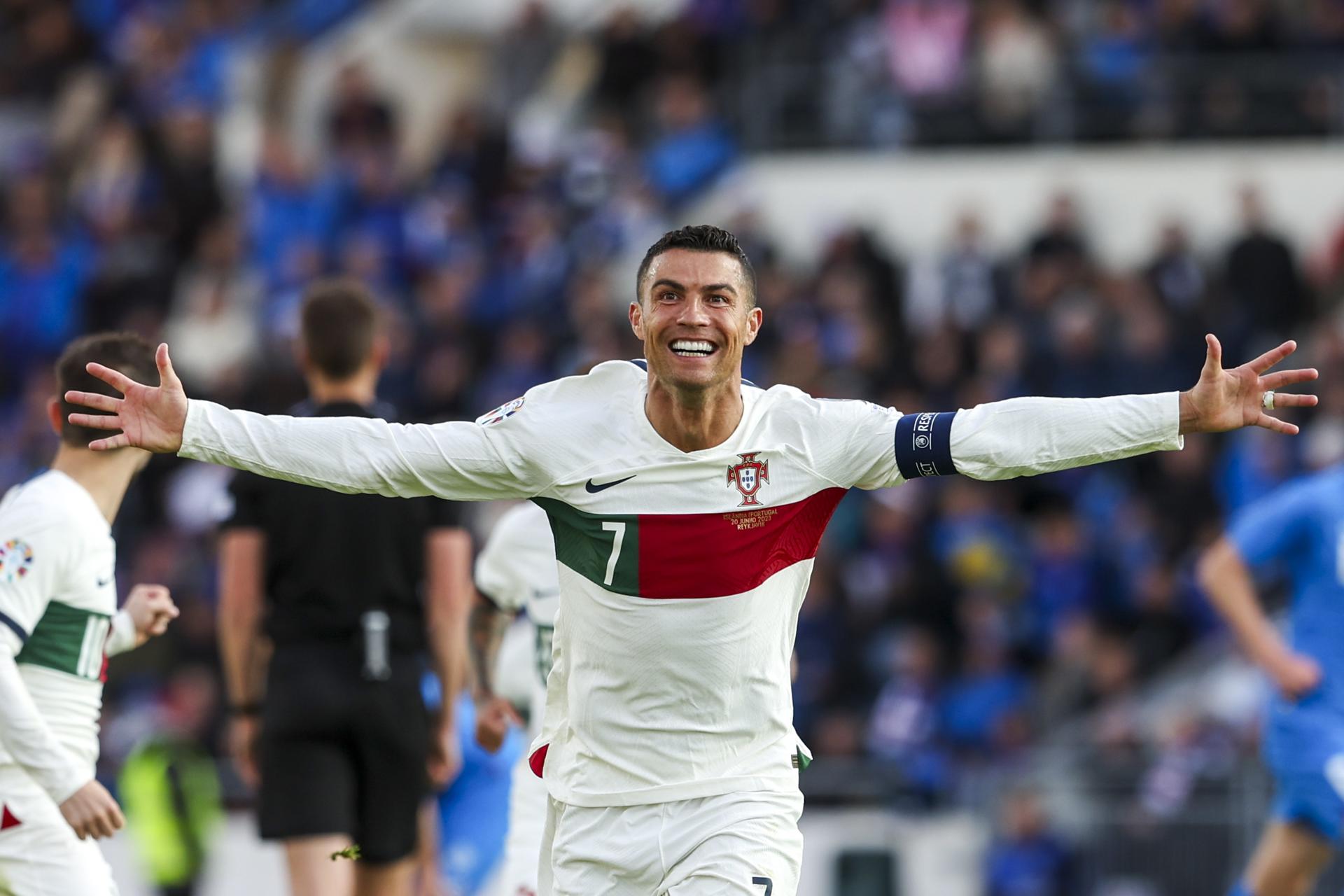 Cristiano Ronaldo celebra su gol a Islandia. EFE/EPA/JOSE SENA GOULAO