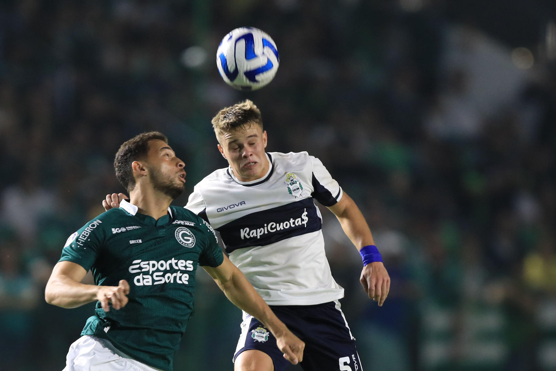 Lucas Emannuel (i) de Goias disputa el balón con Juan Ignacio Miramón de Gimnasia  hoy, en un partido de fase de grupos de la Copa Sudamericana entre Goias y Gimnasia y Esgrima en el estadio da Serrinha en Goiania (Brasil). EFE/ Weimer Carvalho