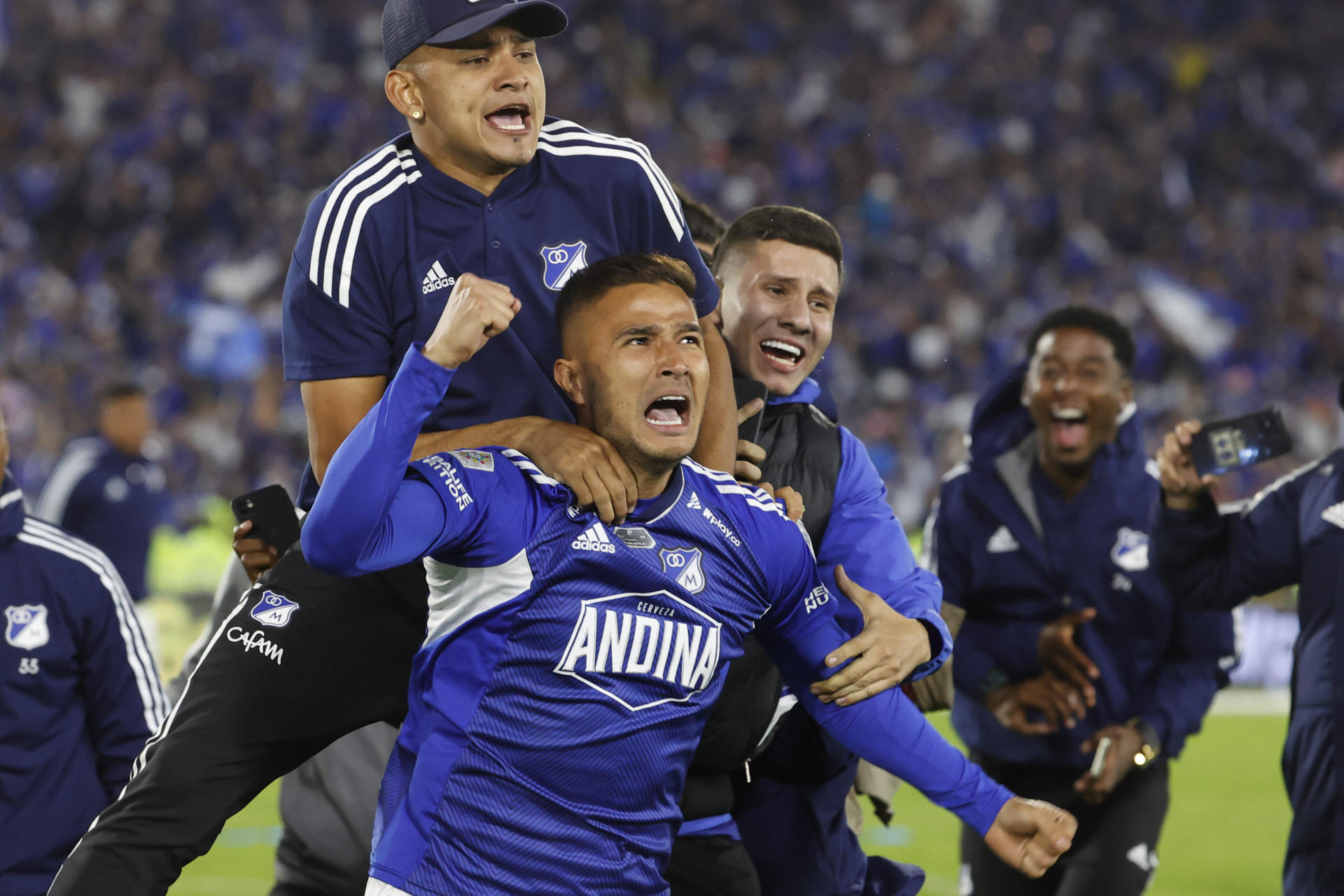 Larry Vázquez (i) de Millonarios celebra al ganar la serie de penaltis hoy, en la final de la Primera División del fútbol profesional colombiano ante Atlético Nacional en el estadio El Campín, en Bogotá (Colombia). EFE/Mauricio Dueñas Castañeda