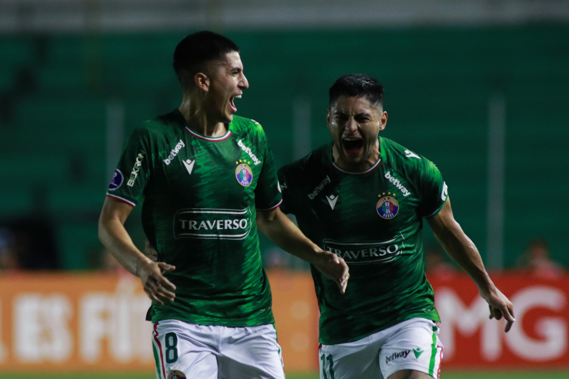 Matías Sepúlveda (i) de Audax celebra un gol hoy, en un partido de la fase de grupos de la Copa Sudamericana entre Blooming y Audax Italiano en el estadio Ramón 'Tauichi' Aguilera, en Santa Cruz (Bolivia). EFE/Juan Carlos Torrejón