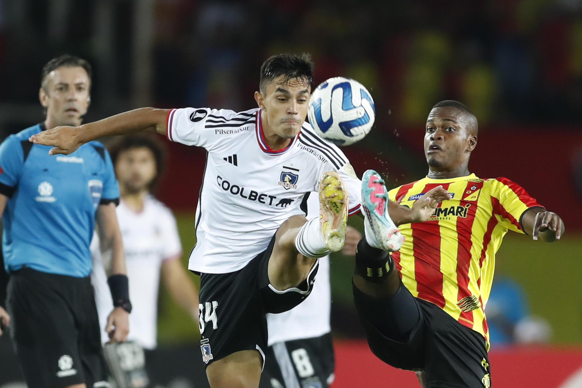 Larry Angulo (d) de Pereira disputa un balón con Vicente Pizarro de Colo Colo, en un partido de la fase de grupos de la Copa Libertadores, en una fotografía de archivo. EFE/Ernesto Guzmán