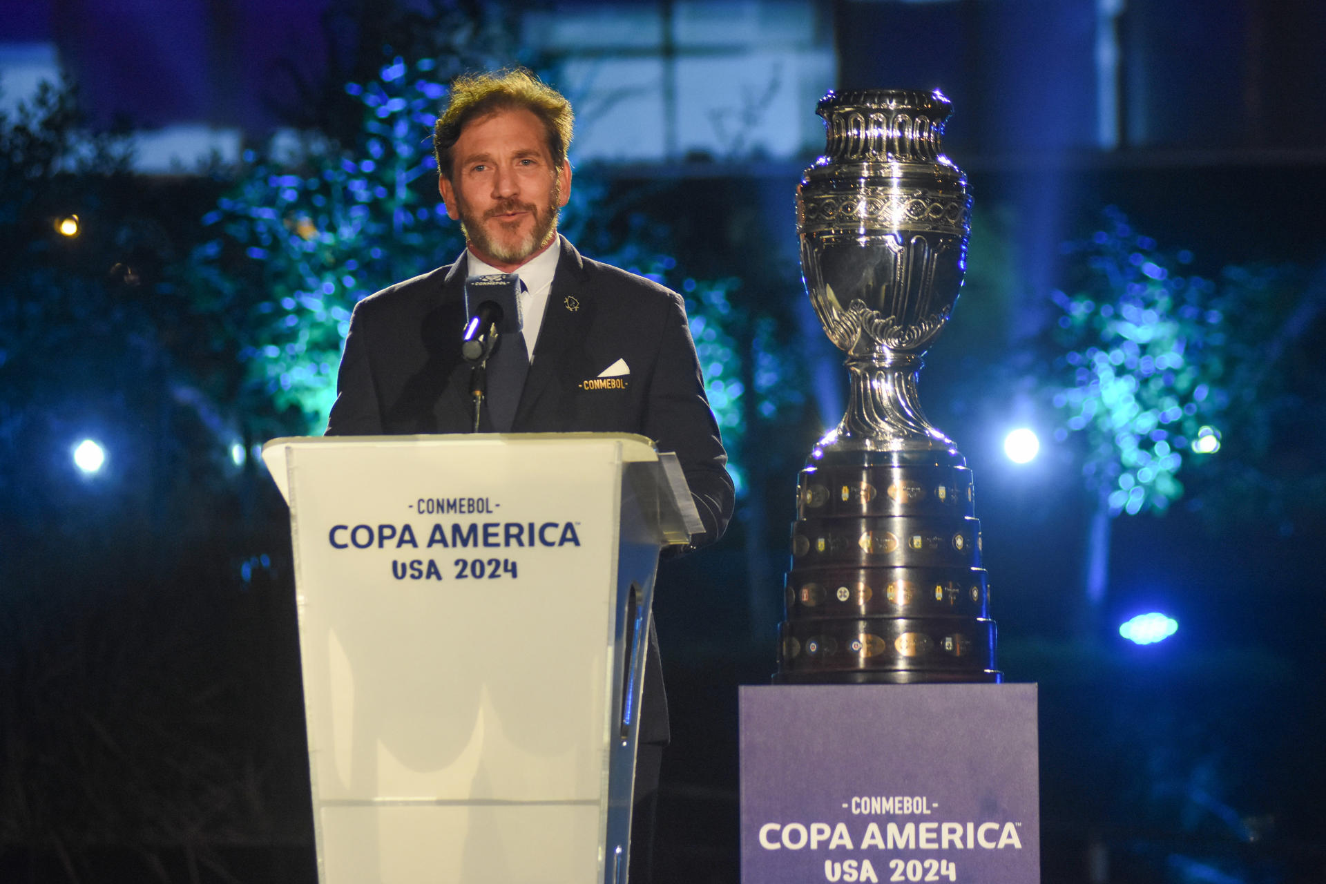 El presidente de la Conmebol Alejandro Domínguez habla en la presentación de la nueva imagen de la Copa América 2024 hoy, en la sede del organismo en Luque (Paraguay). EFE/Daniel Piris