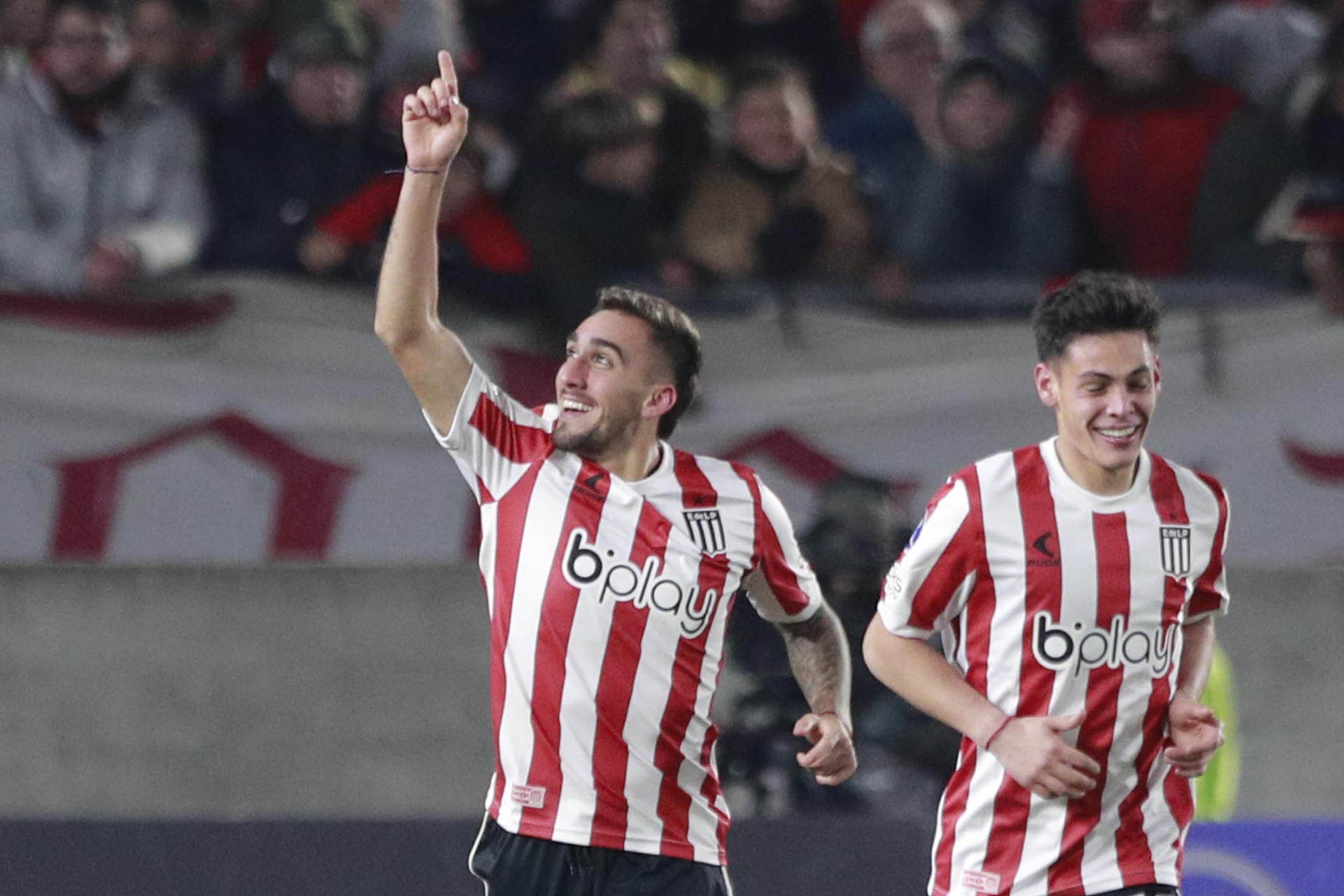 Mauro Méndez (i) de Estudiantes celebra su gol hoy, en un partido de la Copa Sudamericana entre Estudiantes y Barcelona SC en el estadio Jorge Luis Hirschi, en La Plata (Argentina). EFE/Demian Alday Estevez