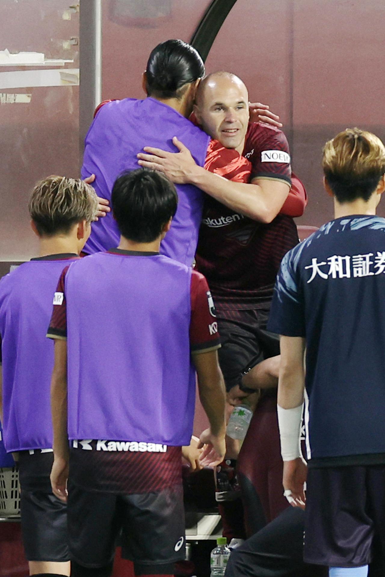 El centrocampista español Andrés Iniesta se abraza con sus compañeros tras disputar su último partido con el Vissel Kobe. EFE/EPA/JIJI PRESS JAPAN OUT EDITORIAL USE ONLY 