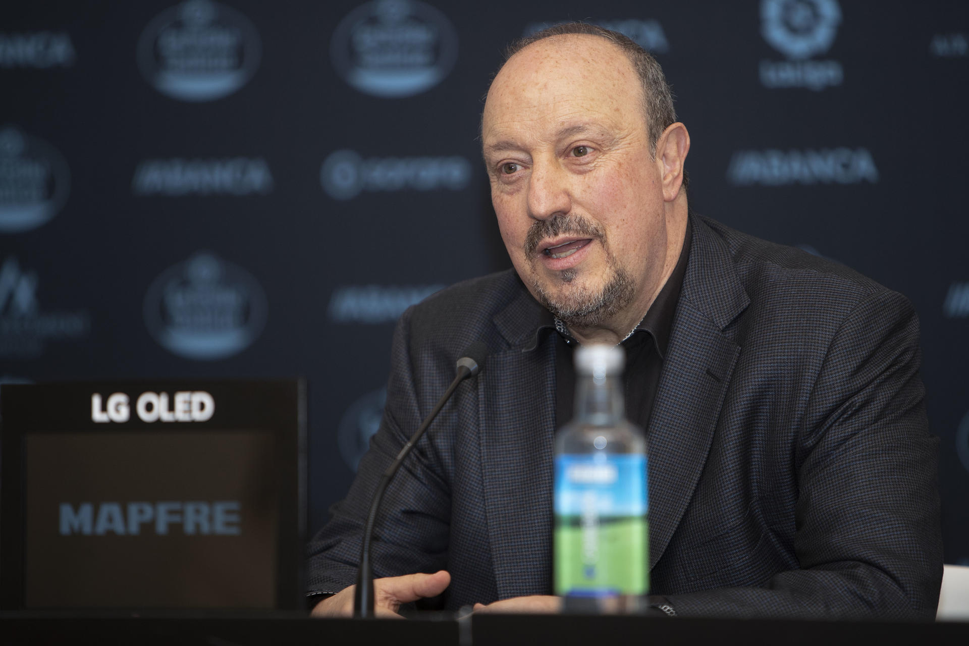 El nuevo entrenador del Real Celta de Vigo, Rafael Benítez, interviene durante su presentación en el Salón Regio de A Sede del club en Vigo. EFE/ Salvador Sas