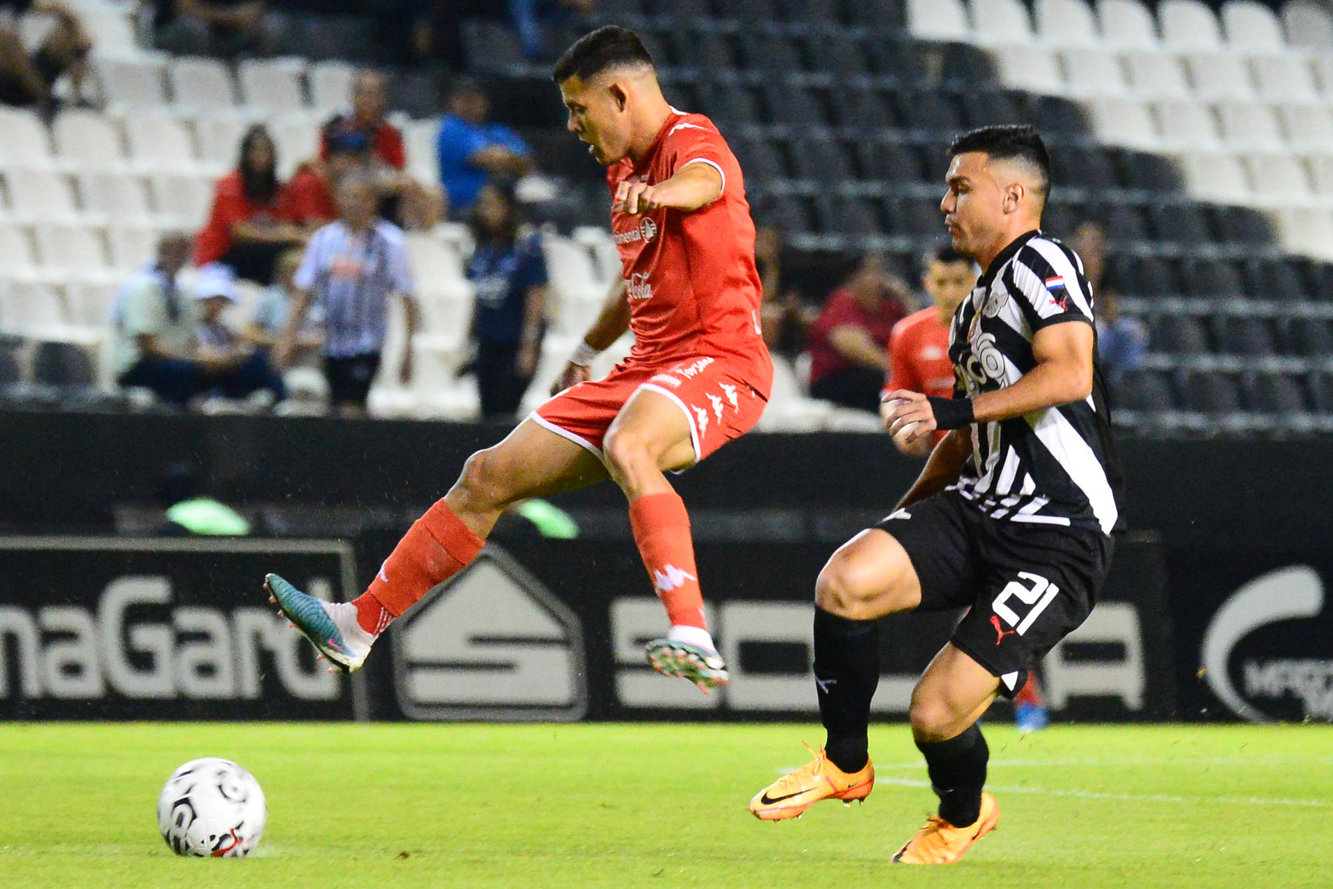 Lucas Sanabria (d) de Libertad disputa el balón con Roberto Martínez de Nacional hoy, en un partido de la Copa de Primera (Clausura) entre Libertad y Club Nacional en el estadio Tigo La Huerta, en Asunción (Paraguay). EFE/Daniel Piris