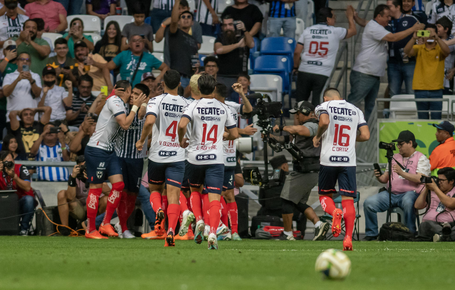 Jugadores de Rayados celebran un gol en el estadio BBVA, en Monterrey (México). EFE/Miguel Sierra