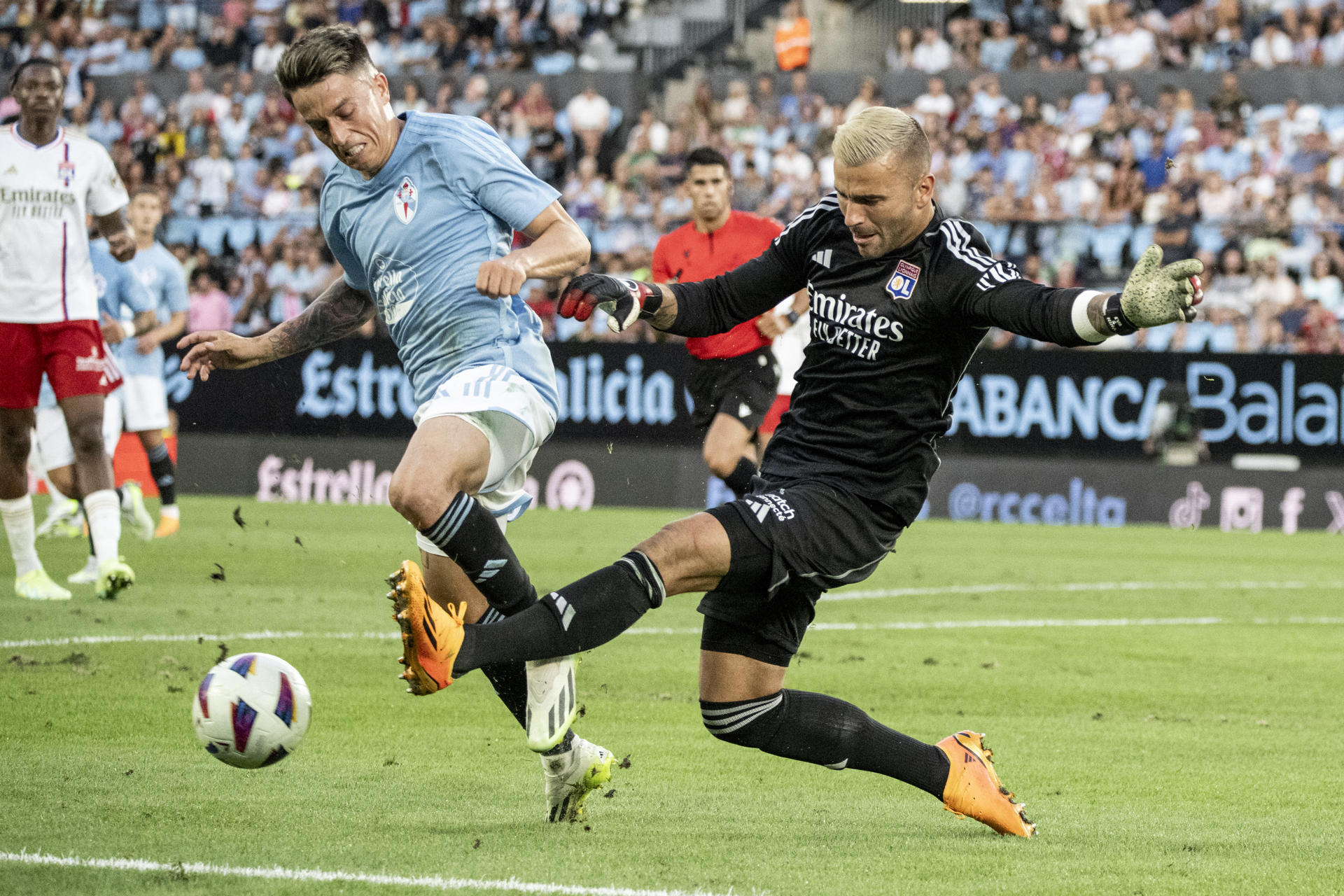 El jugador del Celta de Vigo Cervi (i) ante el portero del Olympique de Lyon Lopes durante el partido del Trofeo Memorial Quinocho celebrado en el estadio Balaidos de Vigo entre el Celta y el Olympique de Lyon​. EFE/Brais Lorenzo 