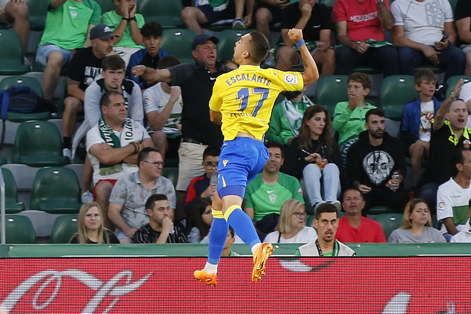 Imagen de archivo del argentino Gonzalo Escalante celebrando un gol con el Cádiz. EFE/Manuel Lorenzo/Archivo