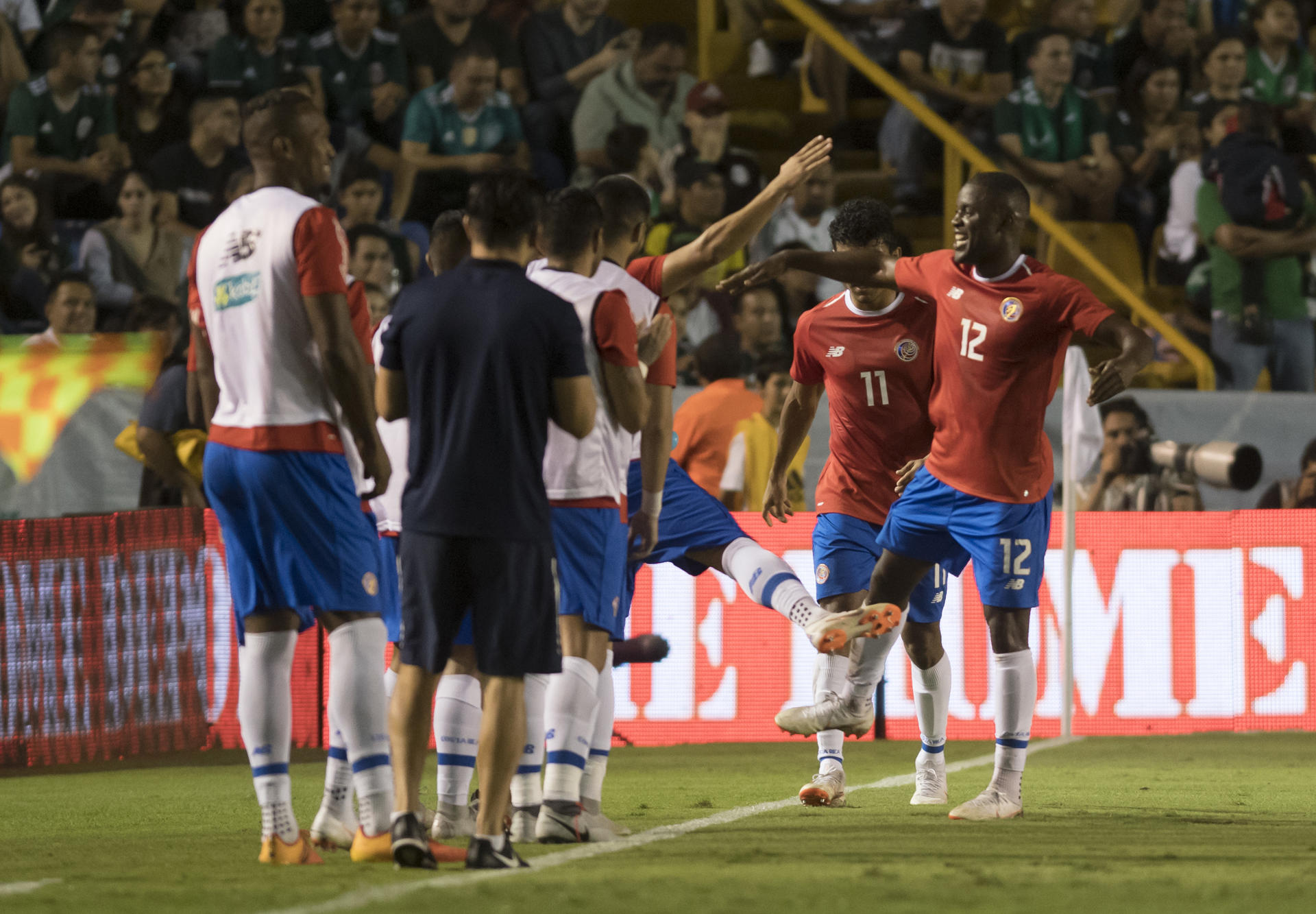 Fotografía de archivo en la que se registró al delantero costarricense Joel Campbel (d), al celebrar un gol que anotó para la selección nacional de fútbol sus país, en Monterrey (México). EFE/Miguel Sierra