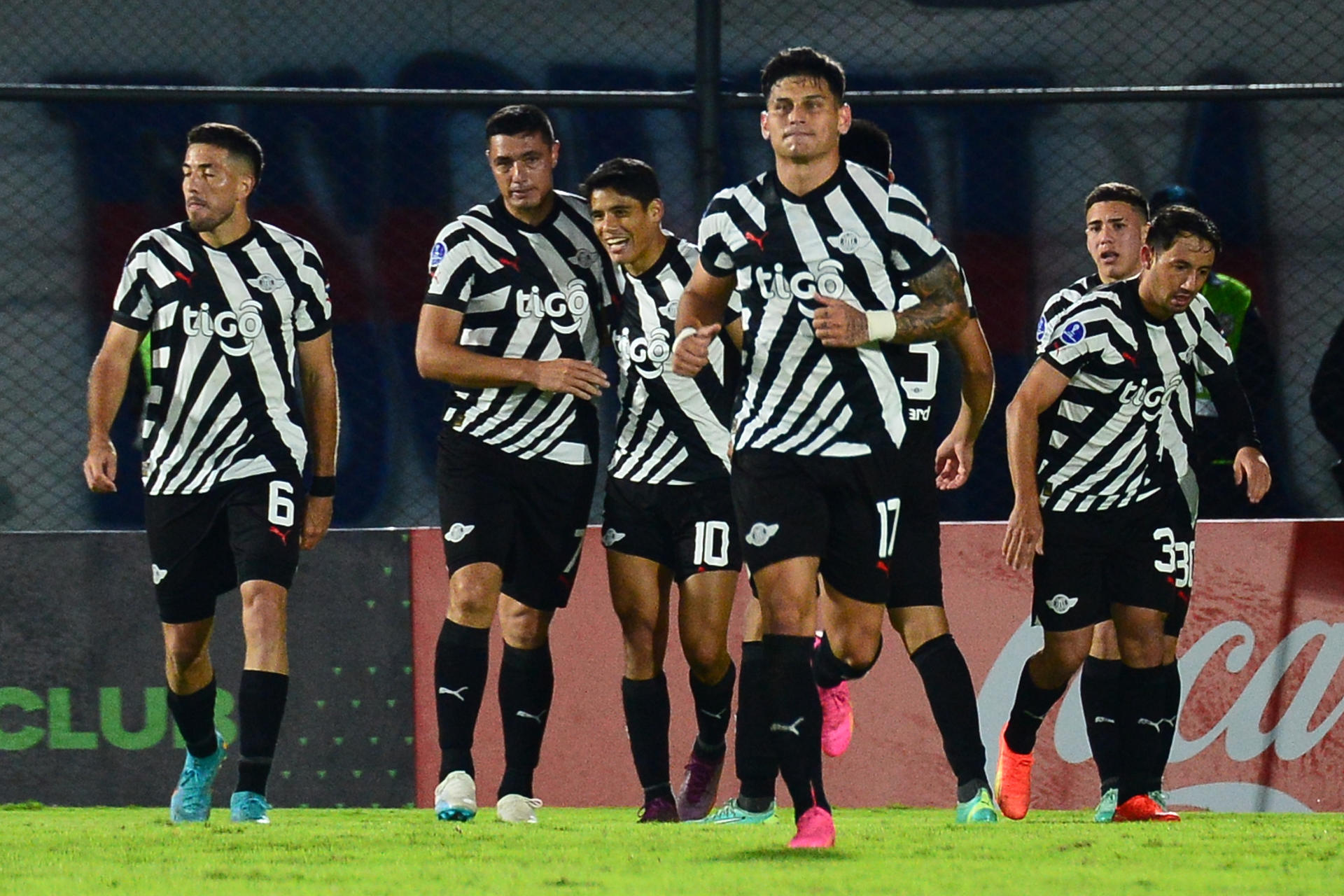 Óscar Cardozo (2-i) de Libertad celebra su gol hoy, en un partido de la Copa Sudamericana entre Libertad y Tigre el estadio Defensores del Chaco, en Asunción (Paraguay). EFE/Daniel Piris