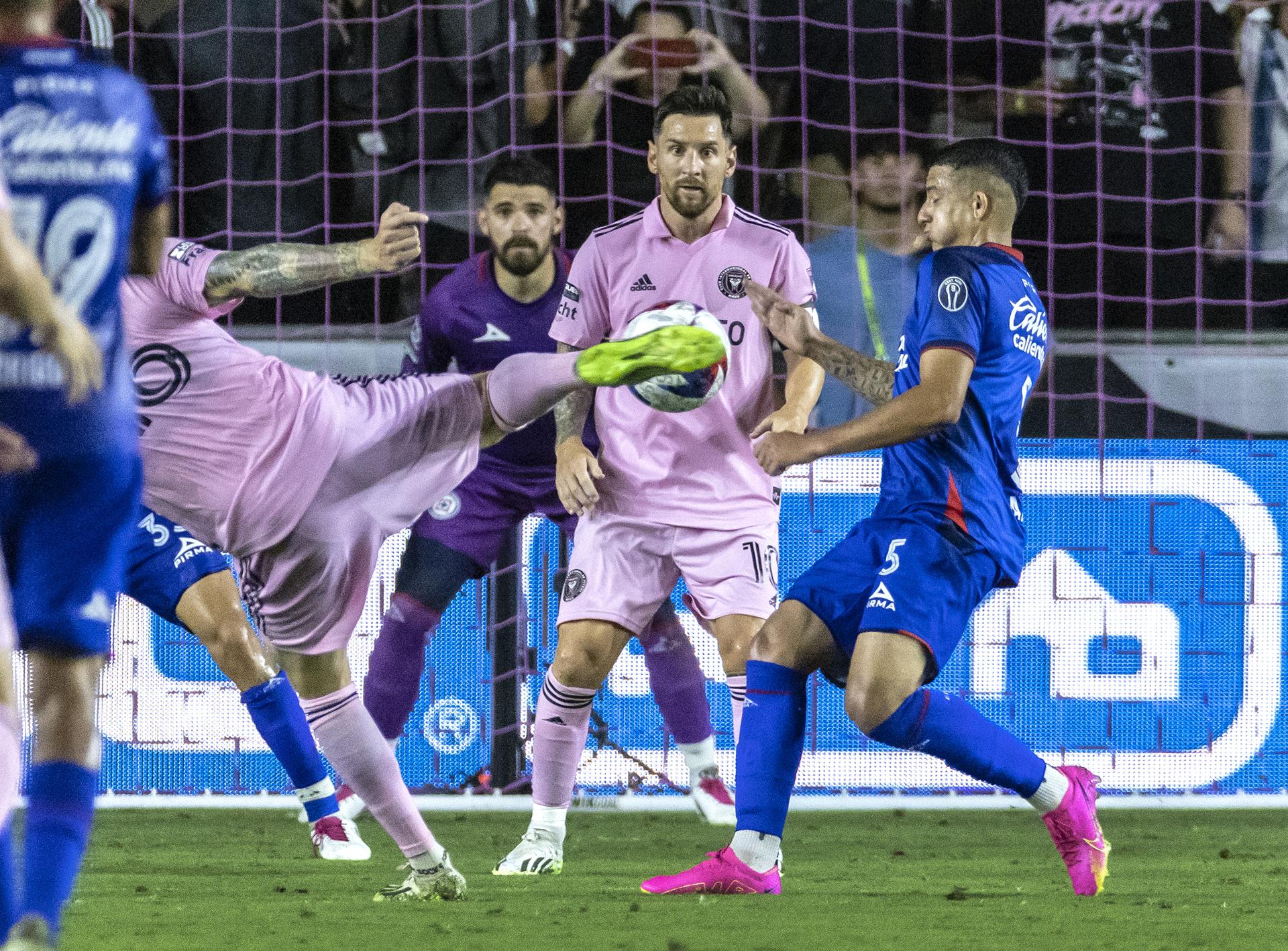 El jugador argentino Lionel Messi (2-d) de Inter Miami CF en acción contra el mediocampista de Cruz Azul Kevin Castano (d) durante el partido de la Copa de la Liga de Fútbol entre Cruz Azul e Inter Miami CF. EFE/EPA/CRISTOBAL HERRERA-ULASHKEVICH 