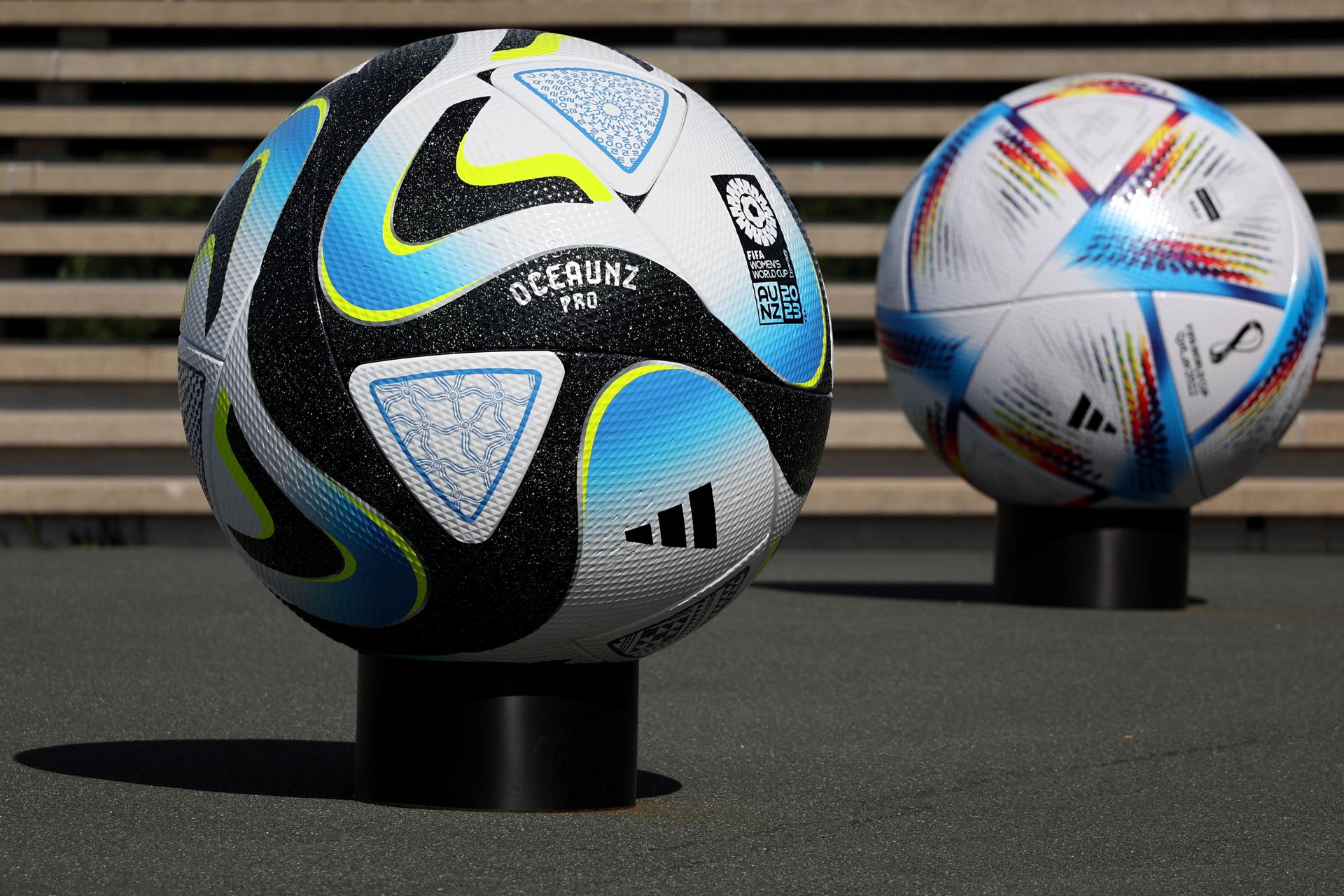 Réplica del balón oficial del Mundial de Fútbol de Australia y Nueva Zelanda, del 20 de julio al 20 de agosto. EFE/EPA/ANNA SZILAGYI