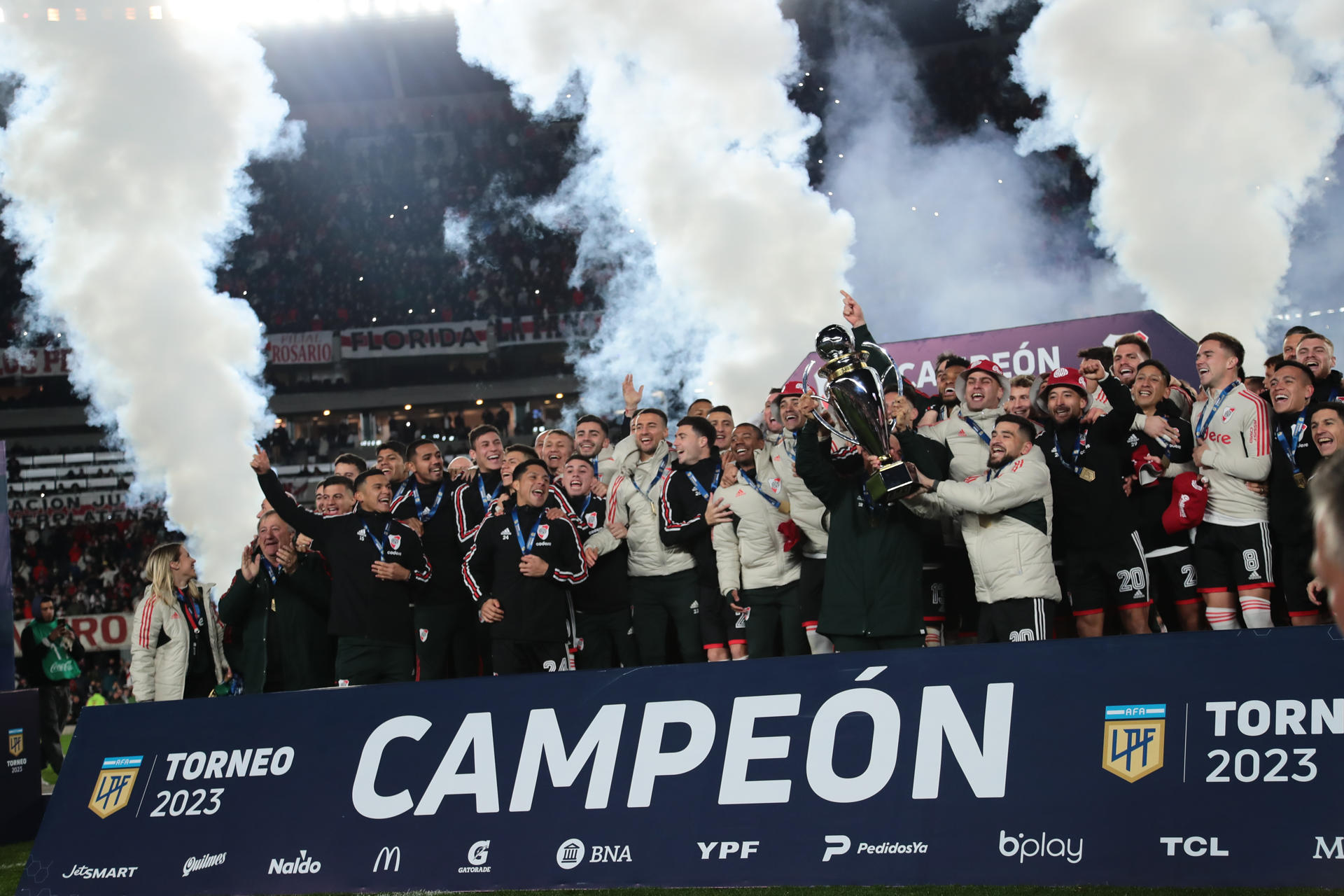 Jugadores del River Plate fueron registrados el pasado 28 de julio al celebrar el título de la Liga Profesional de primera división del fútbol en Argentina, en el estadio Monumental, en Buenos Aires (Argentina). EFE/Luciano González