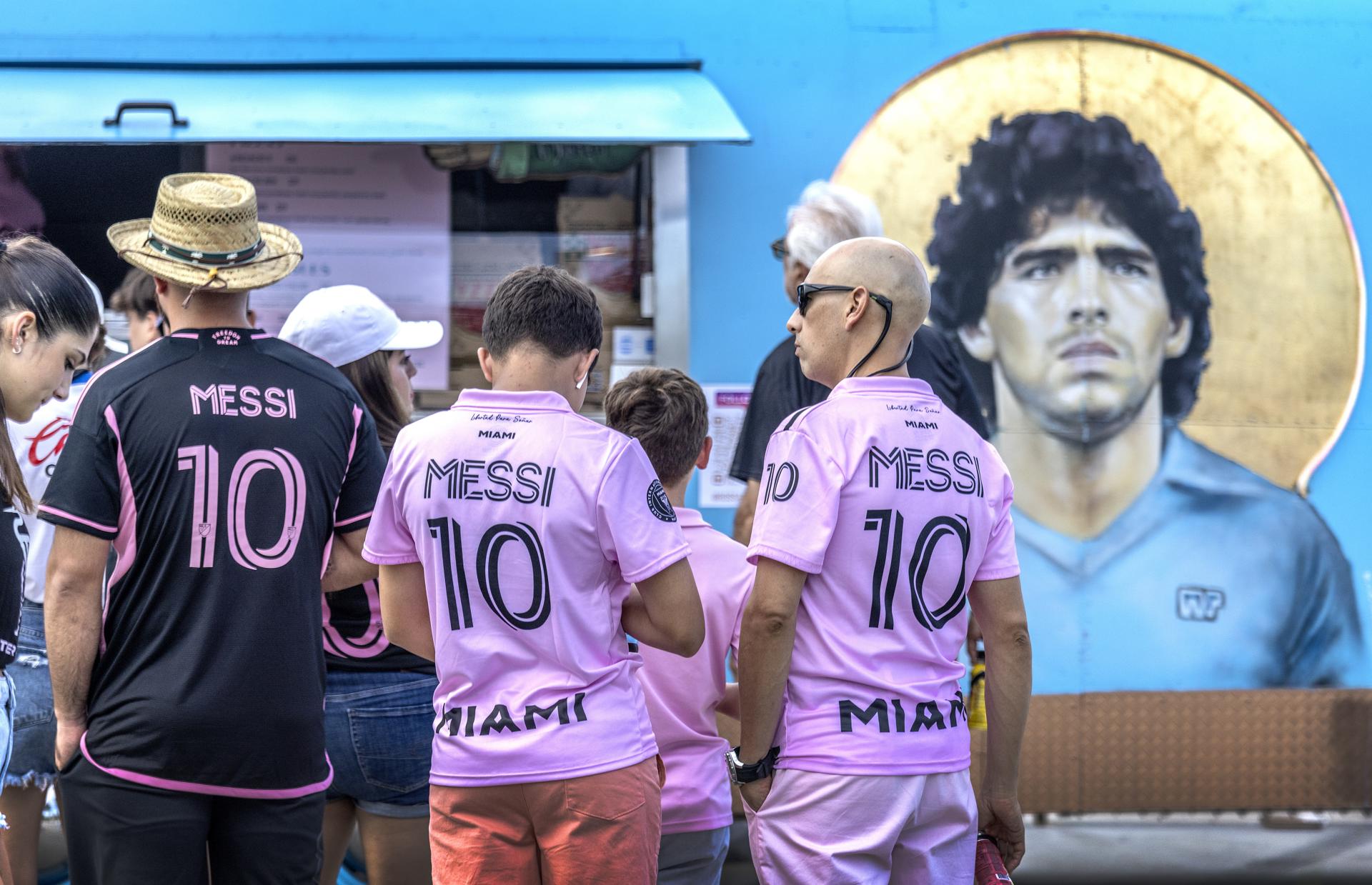 Fanáticos del futbolista argentino Lionel Messi esperan en fila afuera del DRV PNK Stadium, en Fort Lauderdale, Florida (EE.UU.), este 21 de julio de 202. EFE/EPA/Cristóbal Herrera-Ulashkevich