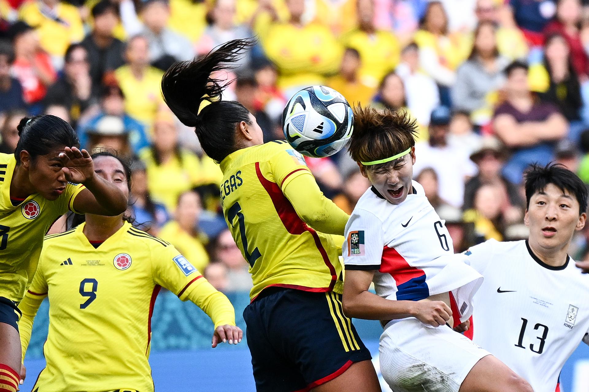 Seonjoo Lim (c-d) de Corea del Sur lucha por el balón con Manuela Vanegas (c-i) de Colombia durante el partido de la Copa Mundial Femenina de la FIFA entre Colombia y Corea del Sur. EFE/EPA/DAN HIMBRECHTS