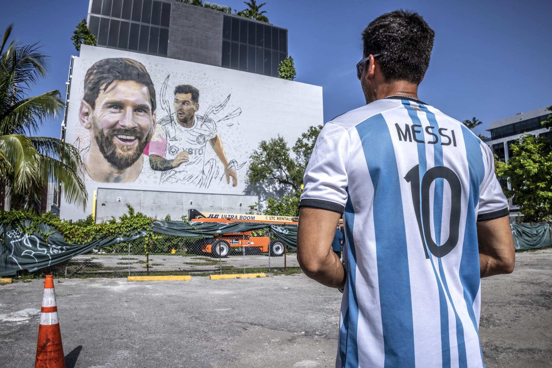 Un aficionado con una camiseta de la selección argentina y el número 10 de Lionel Messi fue registrado este lunes, 10 de julio, al observar un mural de Messi, nuevo refuerzo del equipo Inter Miami de la MLS, hecho por el artista Maximiliano Bagnasco, en Wynwood (Florida, EE.UU.). EFE/Cristóbal Herrera