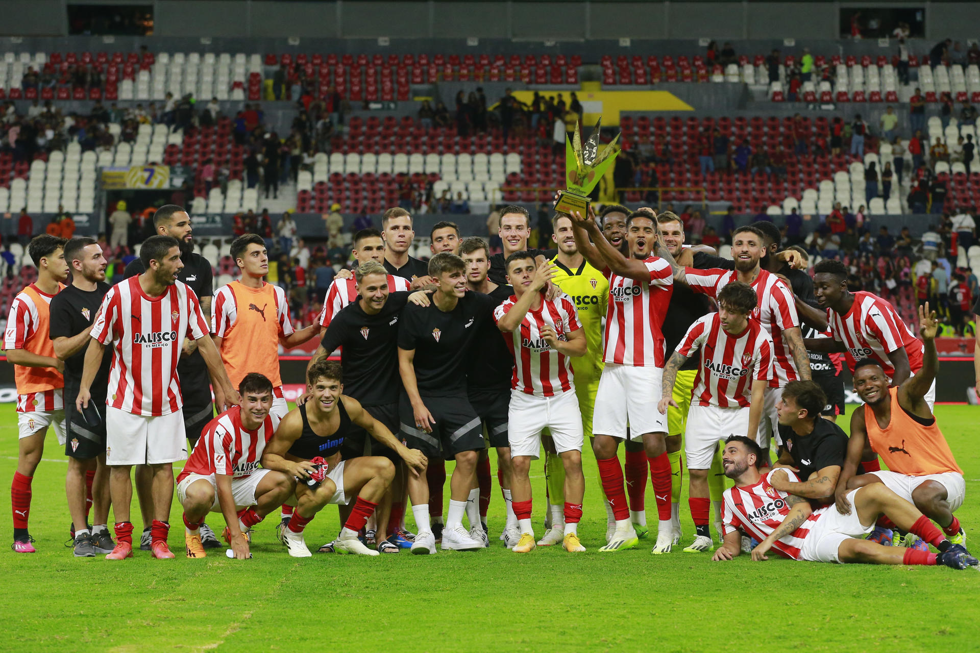 Jugadores del Sporting de Gijón en festejo con el trofeo Copa Bicentenario, durante un partido amistoso disputado contra el Atlas hoy, en el estadio Jalisco, en Guadalajara (México). EFE/Francisco Guasco